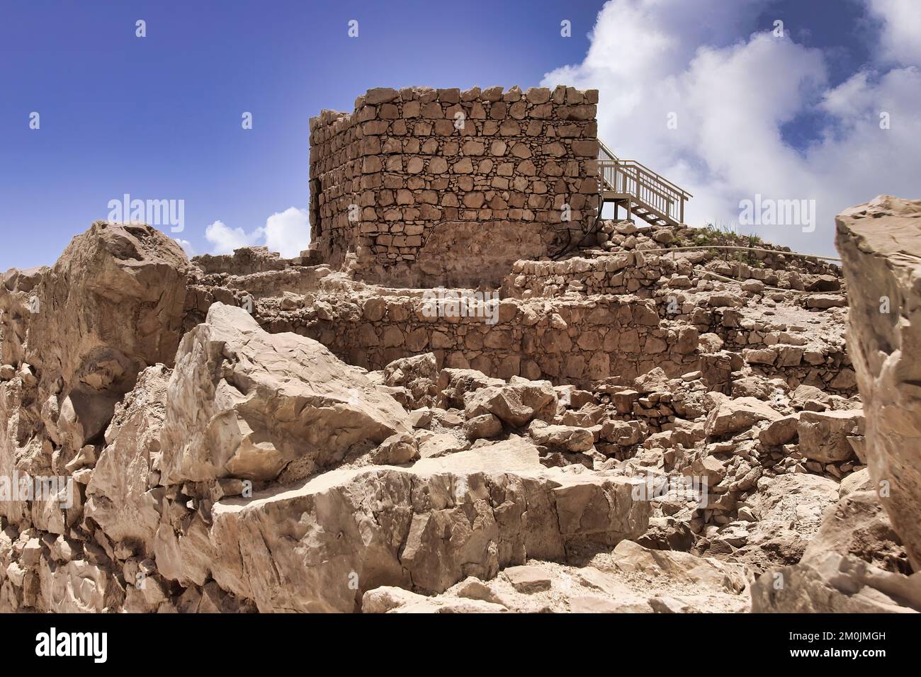 Masada ist eine Festung in Israel, die die Ruinen der letzten Festung des Königreichs Israel umgibt, bevor sie von den Römern vollständig zerstört wurde. Stockfoto