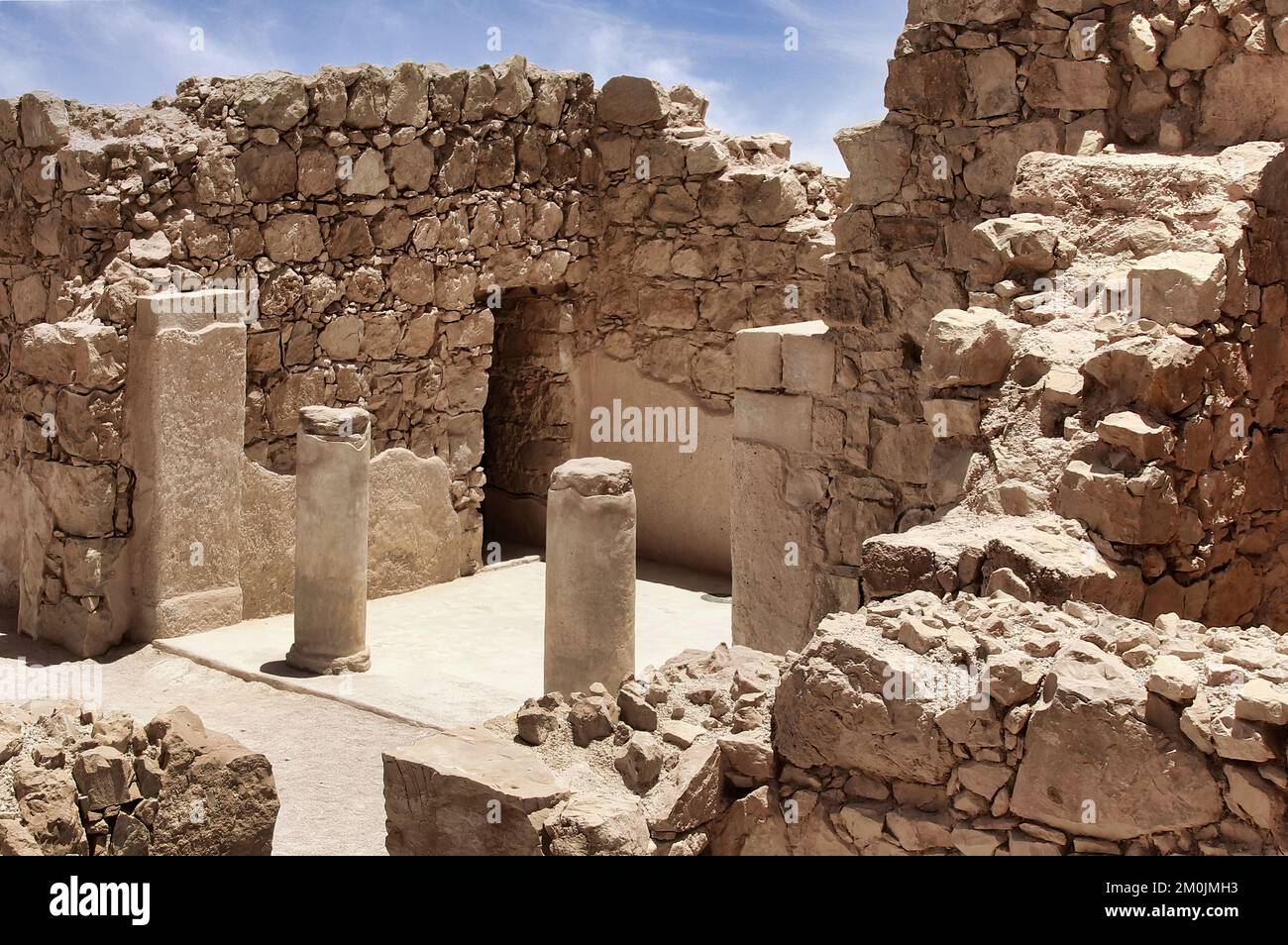 Masada ist eine Festung in Israel, die die Ruinen der letzten Festung des Königreichs Israel umgibt, bevor sie von den Römern vollständig zerstört wurde. Stockfoto