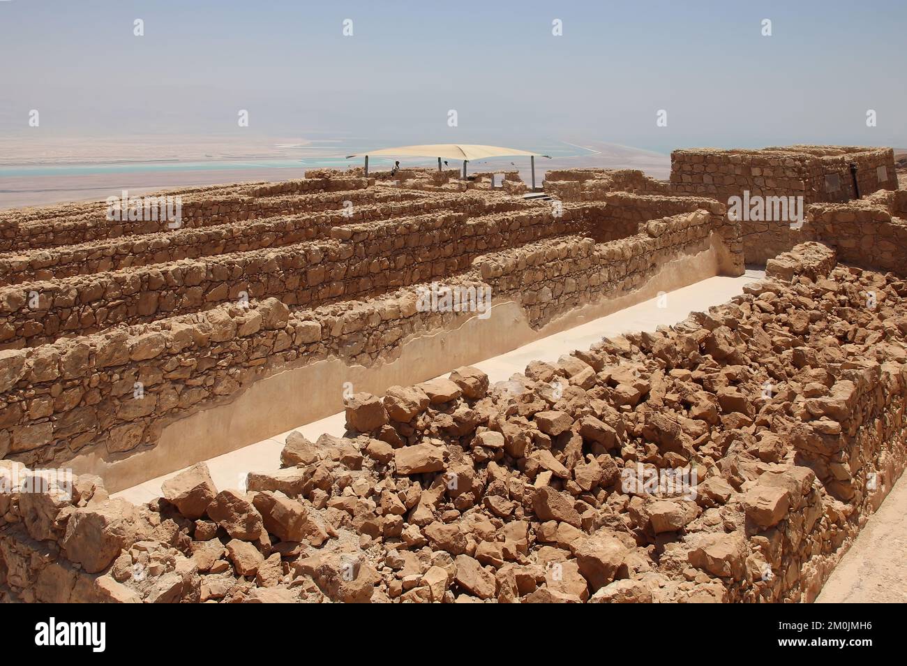 Masada ist eine Festung in Israel, die die Ruinen der letzten Festung des Königreichs Israel umgibt, bevor sie von den Römern vollständig zerstört wurde. Stockfoto
