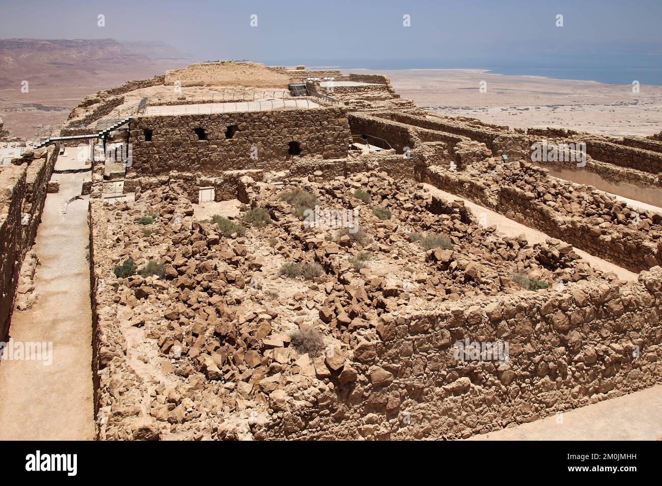 Masada ist eine Festung in Israel, die die Ruinen der letzten Festung des Königreichs Israel umgibt, bevor sie von den Römern vollständig zerstört wurde. Stockfoto