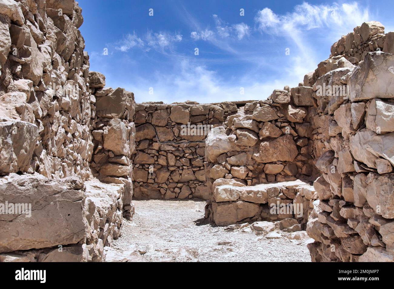 Masada ist eine Festung in Israel, die die Ruinen der letzten Festung des Königreichs Israel umgibt, bevor sie von den Römern vollständig zerstört wurde. Stockfoto