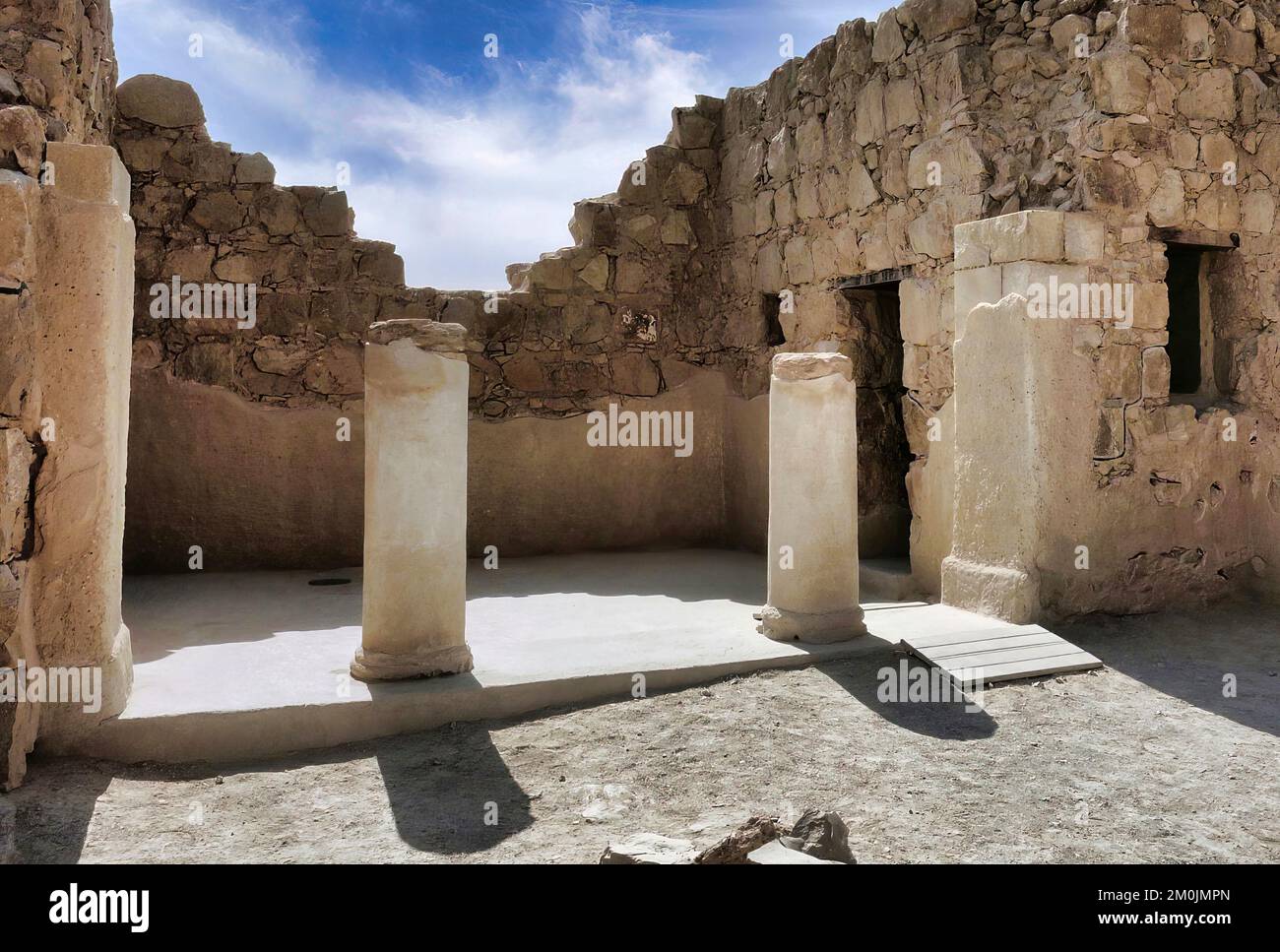 Masada ist eine Festung in Israel, die die Ruinen der letzten Festung des Königreichs Israel umgibt, bevor sie von den Römern vollständig zerstört wurde. Stockfoto