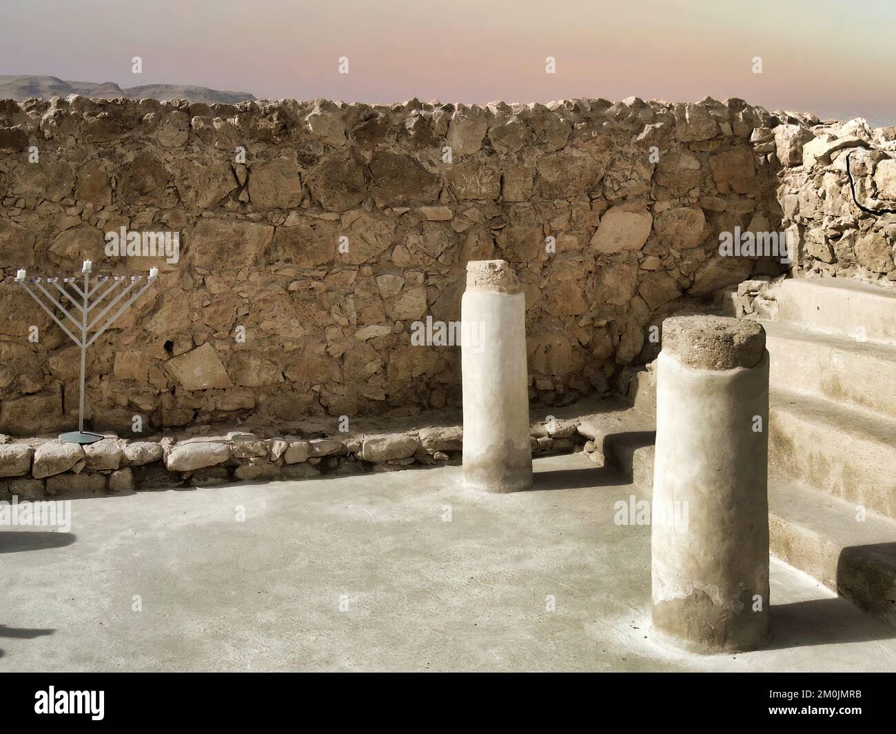 Masada ist eine Festung in Israel, die die Ruinen der letzten Festung des Königreichs Israel umgibt, bevor sie von den Römern vollständig zerstört wurde. Stockfoto