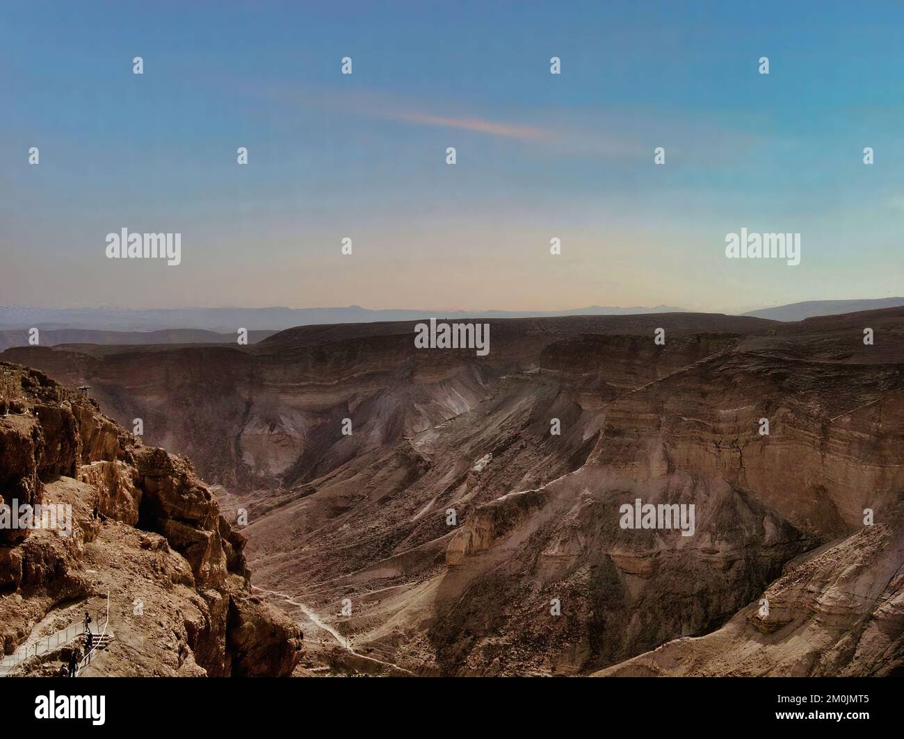 Masada ist eine Festung in Israel, die die Ruinen der letzten Festung des Königreichs Israel umgibt, bevor sie von den Römern vollständig zerstört wurde. Stockfoto