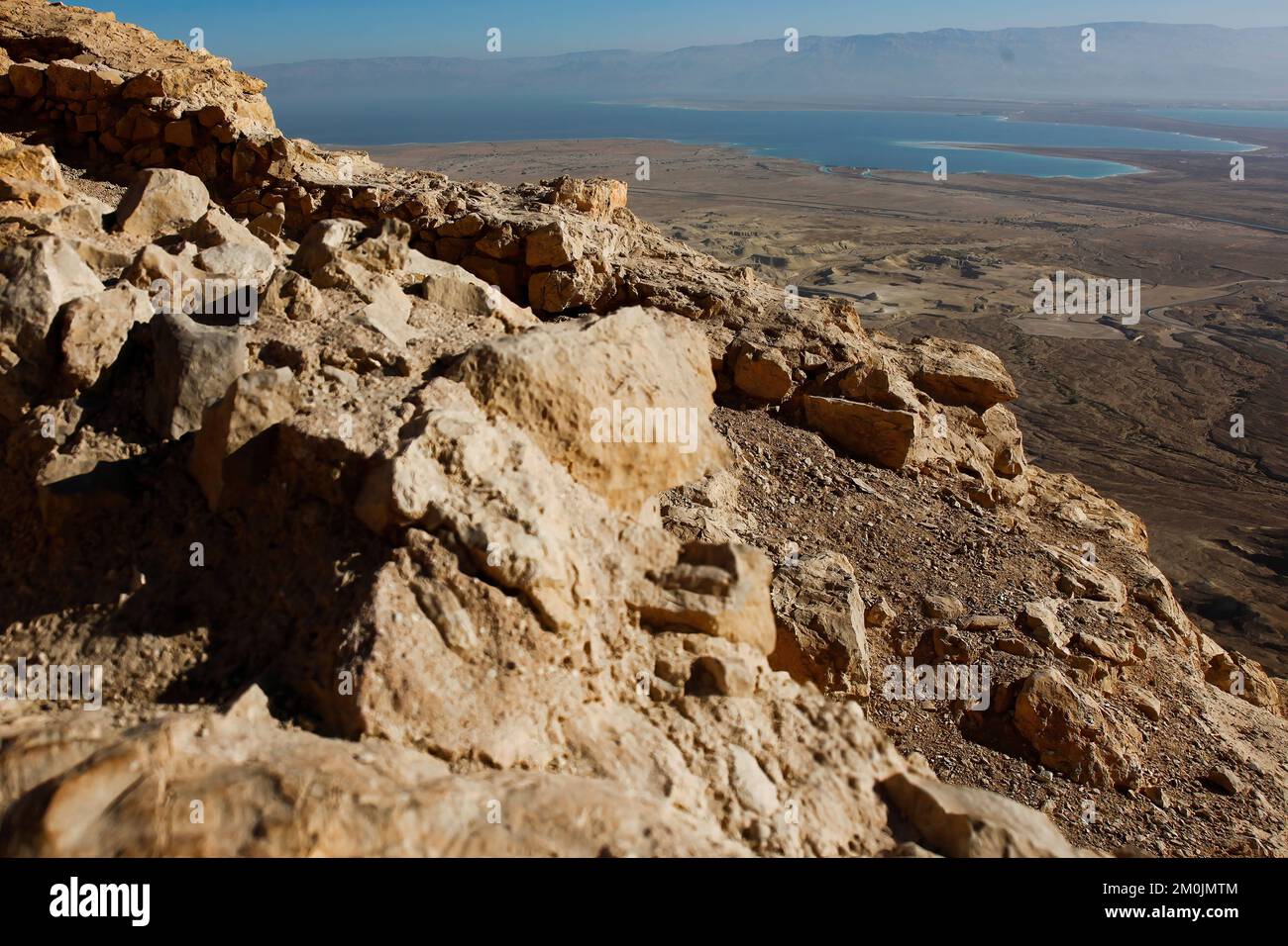 Masada ist eine Festung in Israel, die die Ruinen der letzten Festung des Königreichs Israel umgibt, bevor sie von den Römern vollständig zerstört wurde. Stockfoto