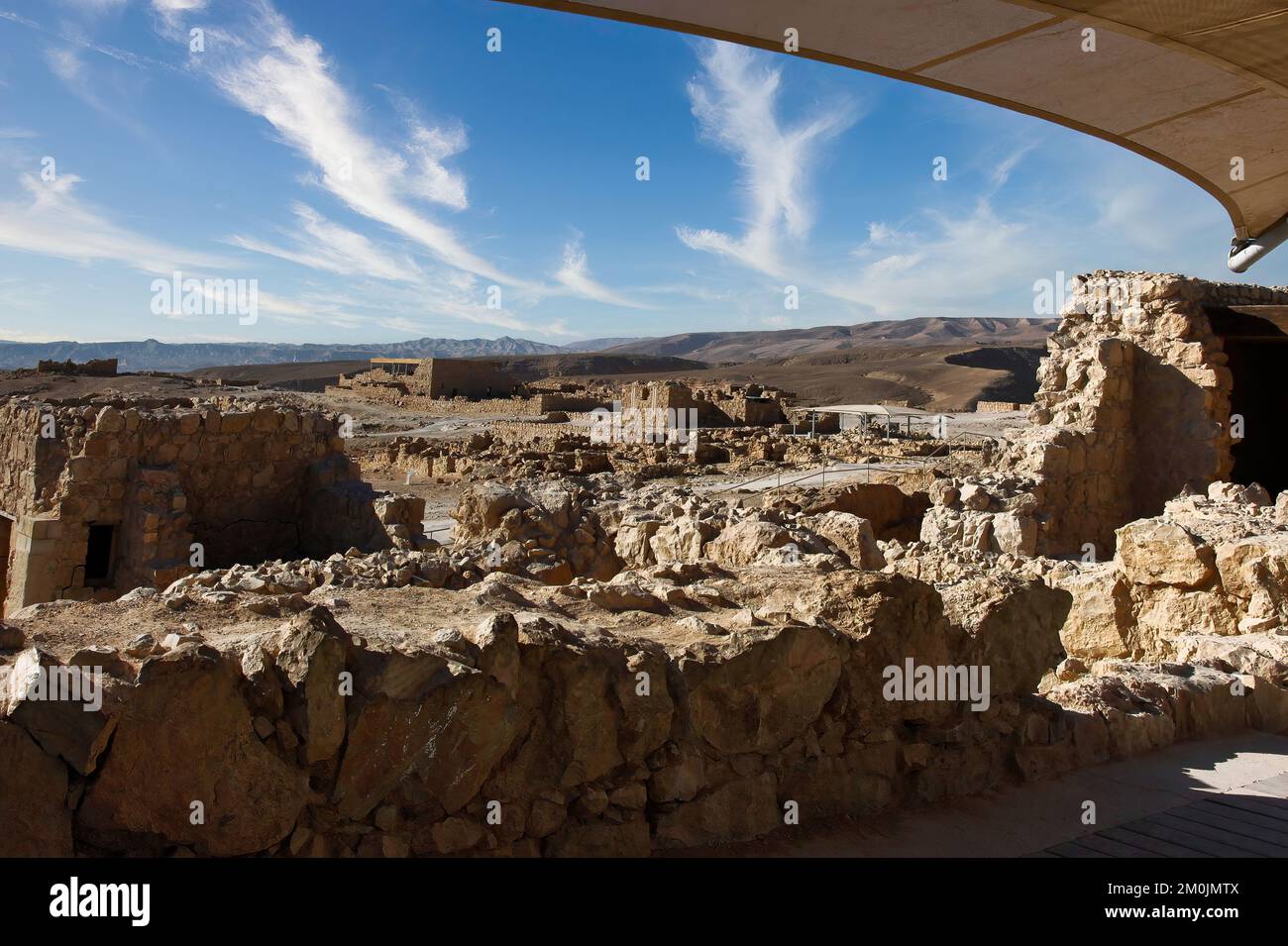 Masada ist eine Festung in Israel, die die Ruinen der letzten Festung des Königreichs Israel umgibt, bevor sie von den Römern vollständig zerstört wurde. Stockfoto