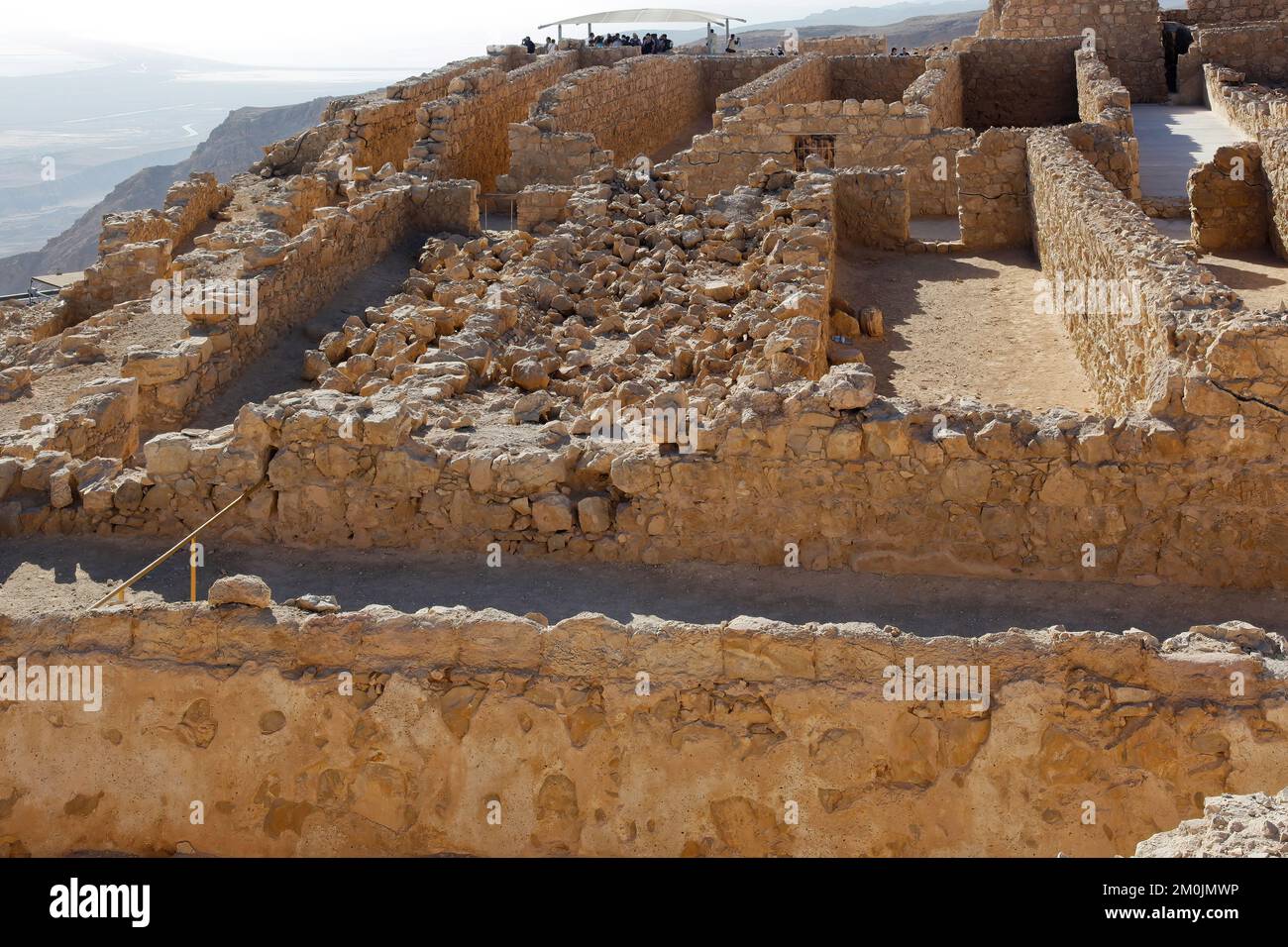 Masada ist eine Festung in Israel, die die Ruinen der letzten Festung des Königreichs Israel umgibt, bevor sie von den Römern vollständig zerstört wurde. Stockfoto
