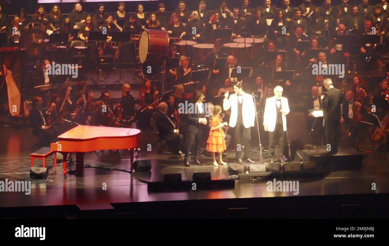 Anaheim, Kalifornien, USA 4.. Dezember 2022 Opéra Singer Andrea Bocelli, Tochter Virginia Bocelli und Sohn Matteo Bocelli treten am 4. Dezember 2022 im Honda Center in Anaheim, Kalifornien, USA in einem Konzert auf. Foto: Barry King/Alamy Stock Photo Stockfoto