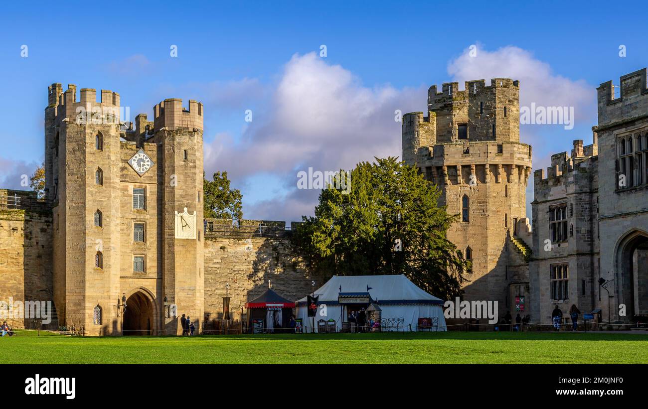 Blick auf das historische Warwick Castle in Warwickshire, England. Stockfoto