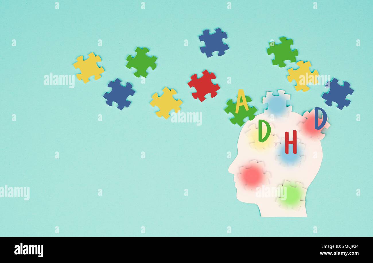 ADHS, Aufmerksamkeitsdefizit-Hyperaktivitätsstörung, psychische Gesundheit, Kopf mit Puzzleteilen Stockfoto