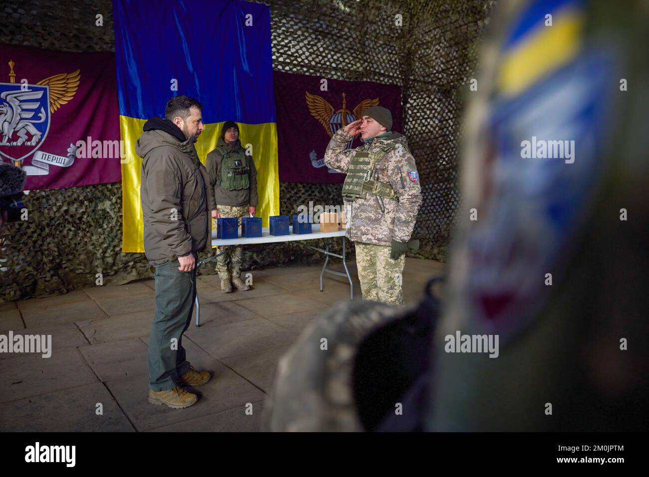 (Regionen Donezk und Charkiv der Ukraine) am Tag der Streitkräfte der Ukraine traf sich Präsident Wolodymyr Zelensky mit dem ukrainischen Militär, das während der groß angelegten Invasion Russlands mutig und selbstlos die Souveränität und territoriale Unversehrtheit der Ukraine in der Region Charkiv verteidigte. Heute fühle ich mich geehrt, hier zu sein und die Besten der Besten zu verleihen. Obwohl ich glaube, dass wir an der Front das Beste haben“, sagte das Staatsoberhaupt. Volodymyr Zelenskyy gratulierte den Teilnehmern zum Tag der Streitkräfte der Ukraine. Stockfoto