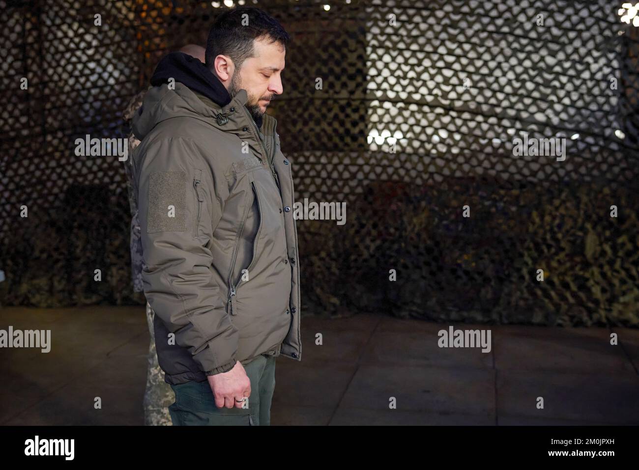 (Regionen Donezk und Charkiv der Ukraine) am Tag der Streitkräfte der Ukraine traf sich Präsident Wolodymyr Zelensky mit dem ukrainischen Militär, das während der groß angelegten Invasion Russlands mutig und selbstlos die Souveränität und territoriale Unversehrtheit der Ukraine in der Region Charkiv verteidigte. Heute fühle ich mich geehrt, hier zu sein und die Besten der Besten zu verleihen. Obwohl ich glaube, dass wir an der Front das Beste haben“, sagte das Staatsoberhaupt. Volodymyr Zelenskyy gratulierte den Teilnehmern zum Tag der Streitkräfte der Ukraine. Stockfoto