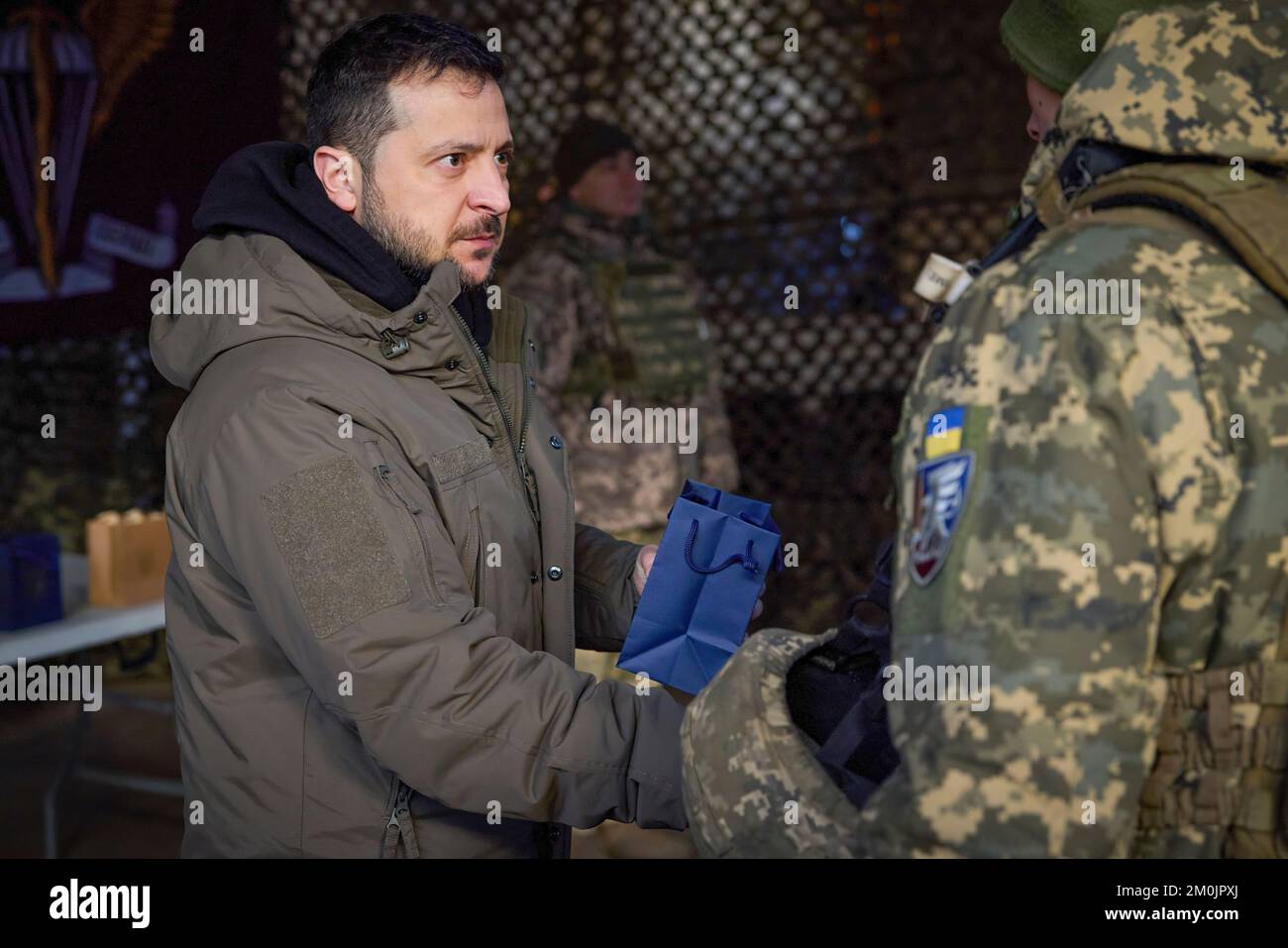 (Regionen Donezk und Charkiv der Ukraine) am Tag der Streitkräfte der Ukraine traf sich Präsident Wolodymyr Zelensky mit dem ukrainischen Militär, das während der groß angelegten Invasion Russlands mutig und selbstlos die Souveränität und territoriale Unversehrtheit der Ukraine in der Region Charkiv verteidigte. Heute fühle ich mich geehrt, hier zu sein und die Besten der Besten zu verleihen. Obwohl ich glaube, dass wir an der Front das Beste haben“, sagte das Staatsoberhaupt. Volodymyr Zelenskyy gratulierte den Teilnehmern zum Tag der Streitkräfte der Ukraine. Stockfoto