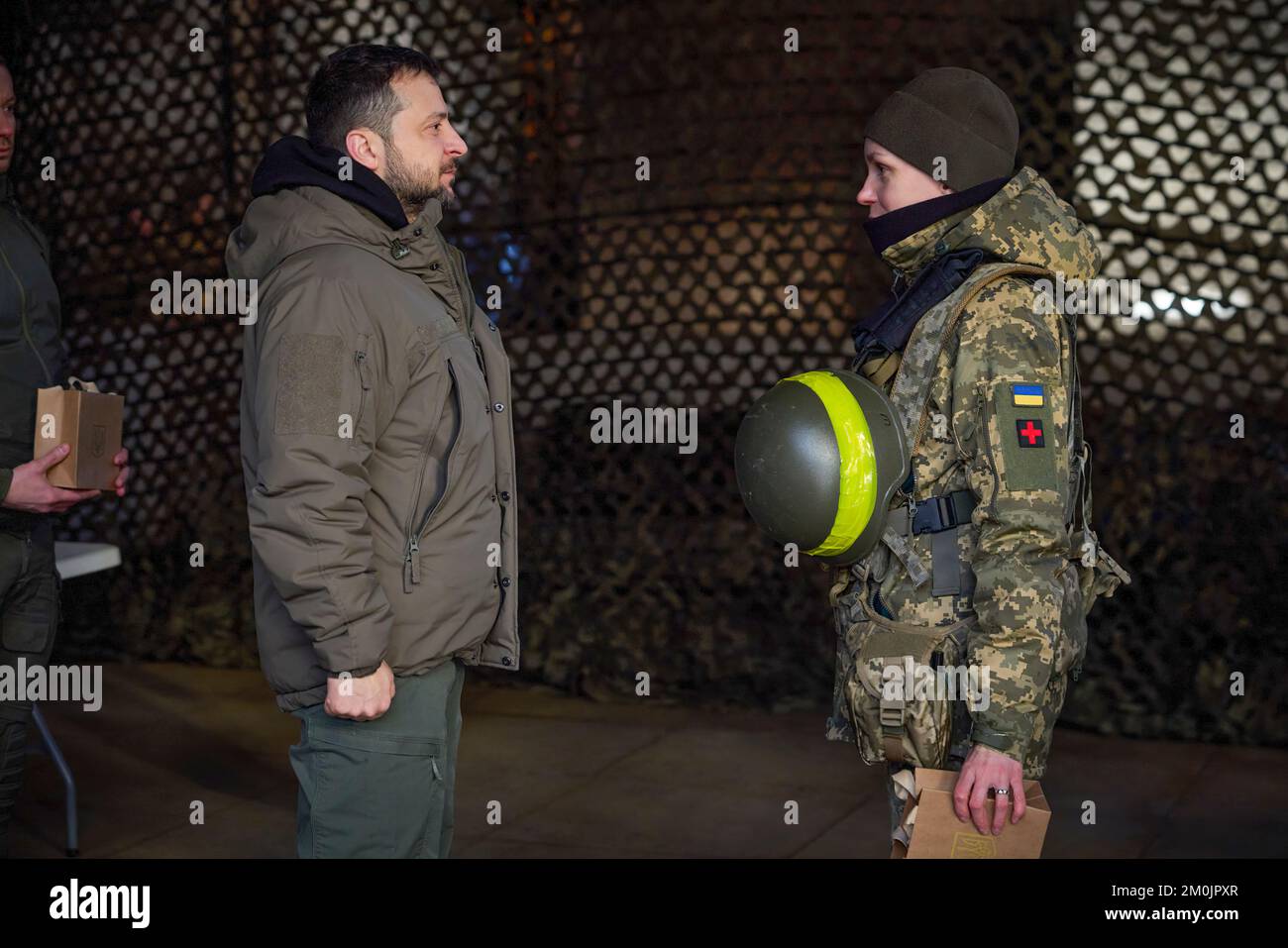 (Regionen Donezk und Charkiv der Ukraine) am Tag der Streitkräfte der Ukraine traf sich Präsident Wolodymyr Zelensky mit dem ukrainischen Militär, das während der groß angelegten Invasion Russlands mutig und selbstlos die Souveränität und territoriale Unversehrtheit der Ukraine in der Region Charkiv verteidigte. Heute fühle ich mich geehrt, hier zu sein und die Besten der Besten zu verleihen. Obwohl ich glaube, dass wir an der Front das Beste haben“, sagte das Staatsoberhaupt. Volodymyr Zelenskyy gratulierte den Teilnehmern zum Tag der Streitkräfte der Ukraine. Stockfoto