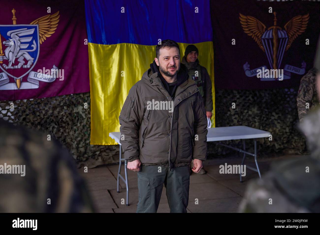 (Regionen Donezk und Charkiv der Ukraine) am Tag der Streitkräfte der Ukraine traf sich Präsident Wolodymyr Zelensky mit dem ukrainischen Militär, das während der groß angelegten Invasion Russlands mutig und selbstlos die Souveränität und territoriale Unversehrtheit der Ukraine in der Region Charkiv verteidigte. Heute fühle ich mich geehrt, hier zu sein und die Besten der Besten zu verleihen. Obwohl ich glaube, dass wir an der Front das Beste haben“, sagte das Staatsoberhaupt. Volodymyr Zelenskyy gratulierte den Teilnehmern zum Tag der Streitkräfte der Ukraine. Stockfoto