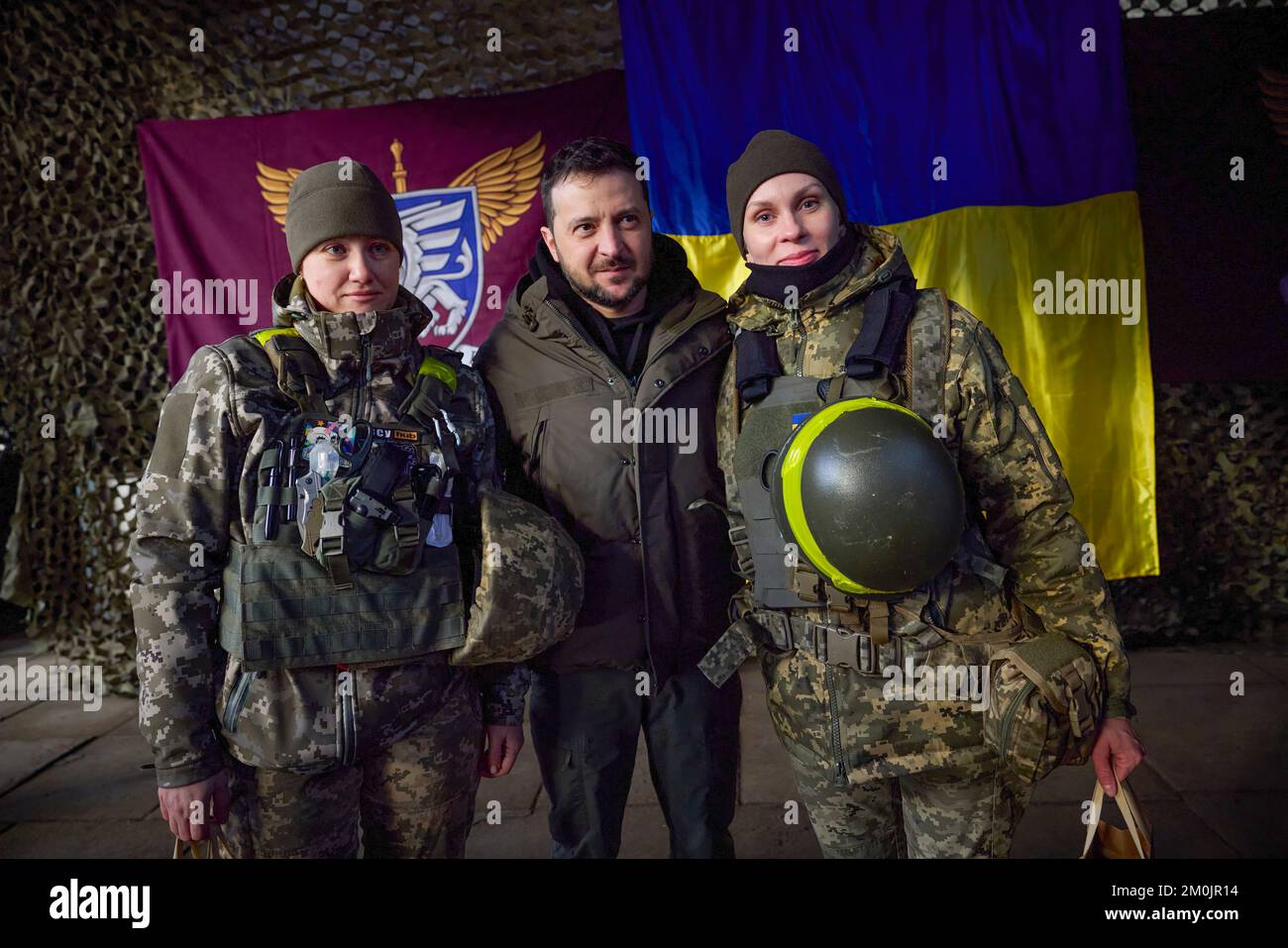 (Regionen Donezk und Charkiv der Ukraine) am Tag der Streitkräfte der Ukraine traf sich Präsident Wolodymyr Zelensky mit dem ukrainischen Militär, das während der groß angelegten Invasion Russlands mutig und selbstlos die Souveränität und territoriale Unversehrtheit der Ukraine in der Region Charkiv verteidigte. Heute fühle ich mich geehrt, hier zu sein und die Besten der Besten zu verleihen. Obwohl ich glaube, dass wir an der Front das Beste haben“, sagte das Staatsoberhaupt. Volodymyr Zelenskyy gratulierte den Teilnehmern zum Tag der Streitkräfte der Ukraine. Stockfoto