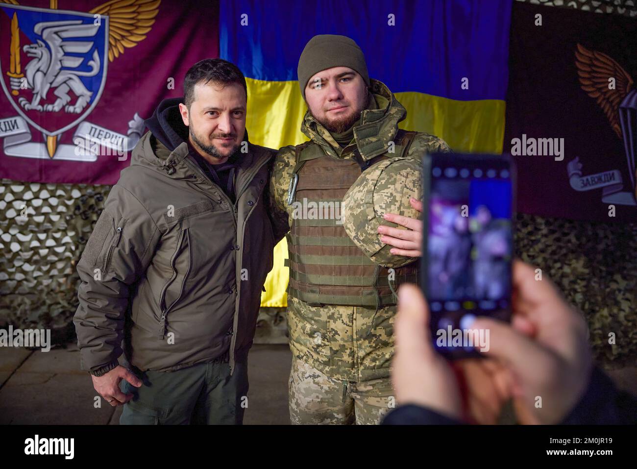 (Regionen Donezk und Charkiv der Ukraine) am Tag der Streitkräfte der Ukraine traf sich Präsident Wolodymyr Zelensky mit dem ukrainischen Militär, das während der groß angelegten Invasion Russlands mutig und selbstlos die Souveränität und territoriale Unversehrtheit der Ukraine in der Region Charkiv verteidigte. Heute fühle ich mich geehrt, hier zu sein und die Besten der Besten zu verleihen. Obwohl ich glaube, dass wir an der Front das Beste haben“, sagte das Staatsoberhaupt. Volodymyr Zelenskyy gratulierte den Teilnehmern zum Tag der Streitkräfte der Ukraine. Stockfoto