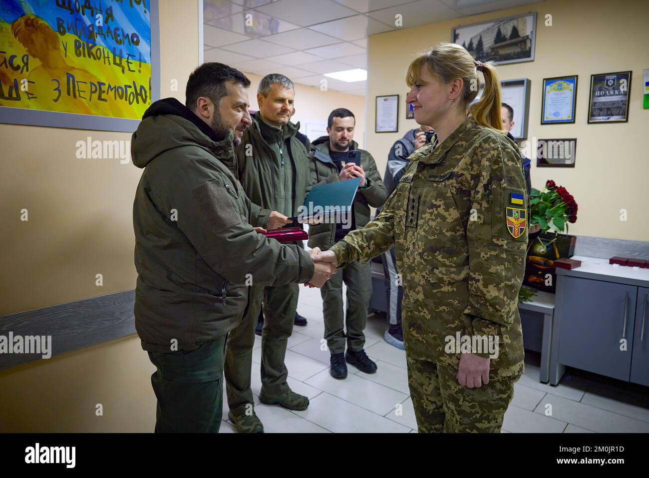 (Regionen Donezk und Charkiv der Ukraine) während einer Arbeitsreise in die Region Charkiv am Tag der Streitkräfte der Ukraine besuchte Präsident Wolodymyr Zelenskyy eine medizinische Einrichtung, in der verwundete Soldaten behandelt werden. Im Krankenhaus traf er sich mit Kampfärzten, gratulierte ihnen zum Tag der Streitkräfte der Ukraine und überreichte staatliche Auszeichnungen. Stockfoto