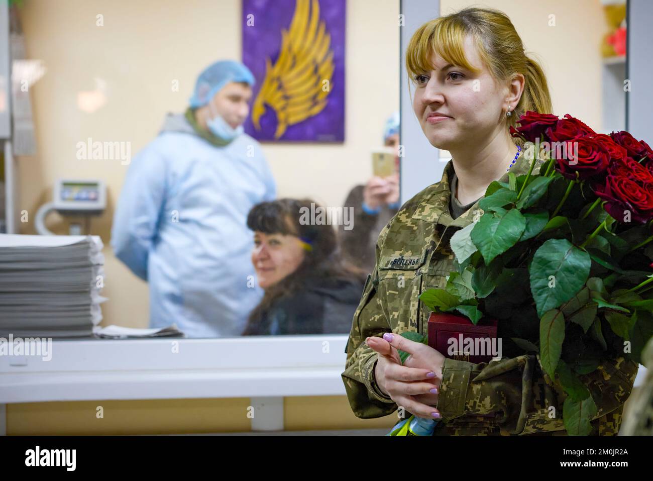 (Regionen Donezk und Charkiv der Ukraine) während einer Arbeitsreise in die Region Charkiv am Tag der Streitkräfte der Ukraine besuchte Präsident Wolodymyr Zelenskyy eine medizinische Einrichtung, in der verwundete Soldaten behandelt werden. Im Krankenhaus traf er sich mit Kampfärzten, gratulierte ihnen zum Tag der Streitkräfte der Ukraine und überreichte staatliche Auszeichnungen. Stockfoto