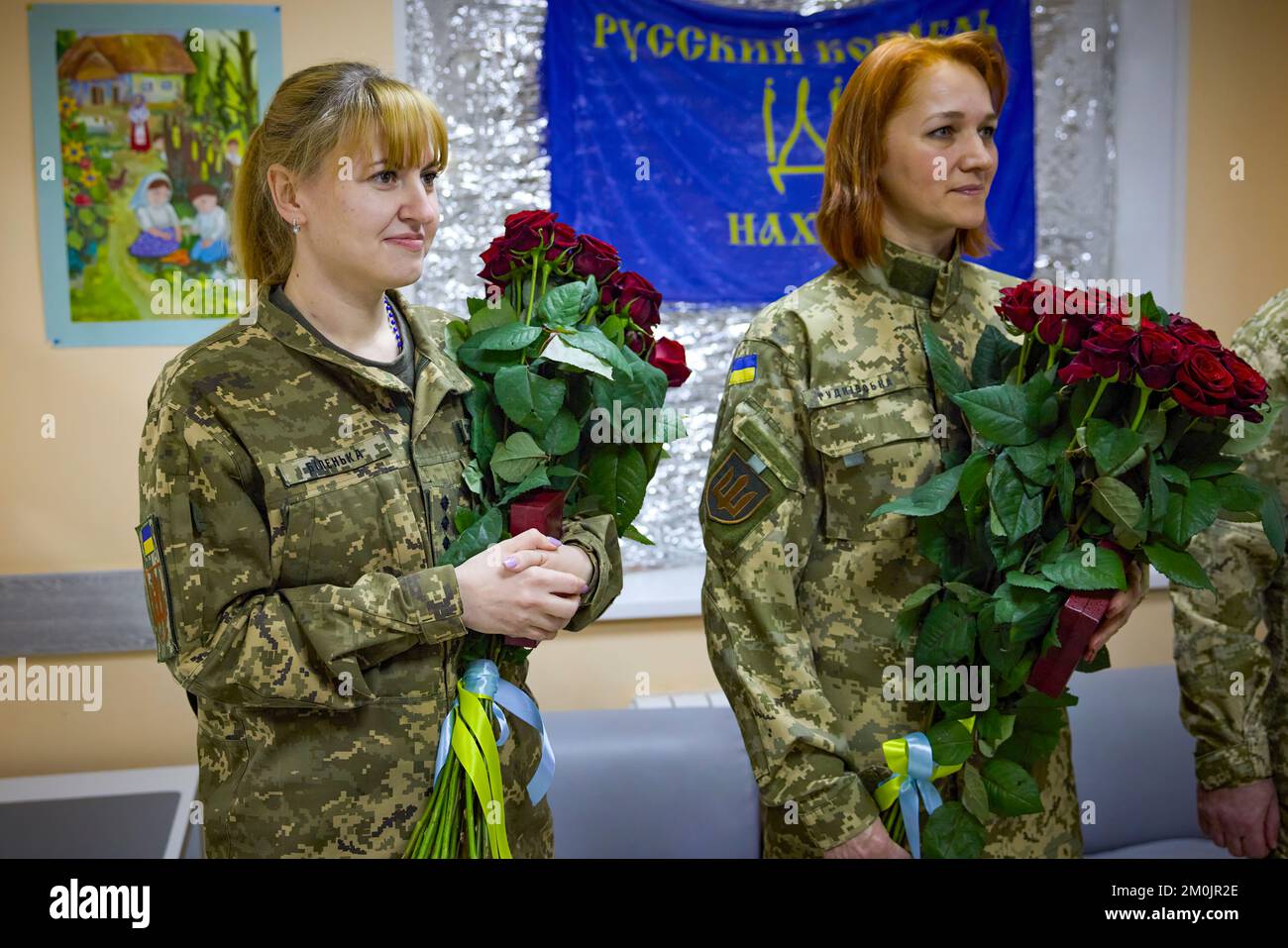 (Regionen Donezk und Charkiv der Ukraine) während einer Arbeitsreise in die Region Charkiv am Tag der Streitkräfte der Ukraine besuchte Präsident Wolodymyr Zelenskyy eine medizinische Einrichtung, in der verwundete Soldaten behandelt werden. Im Krankenhaus traf er sich mit Kampfärzten, gratulierte ihnen zum Tag der Streitkräfte der Ukraine und überreichte staatliche Auszeichnungen. Stockfoto