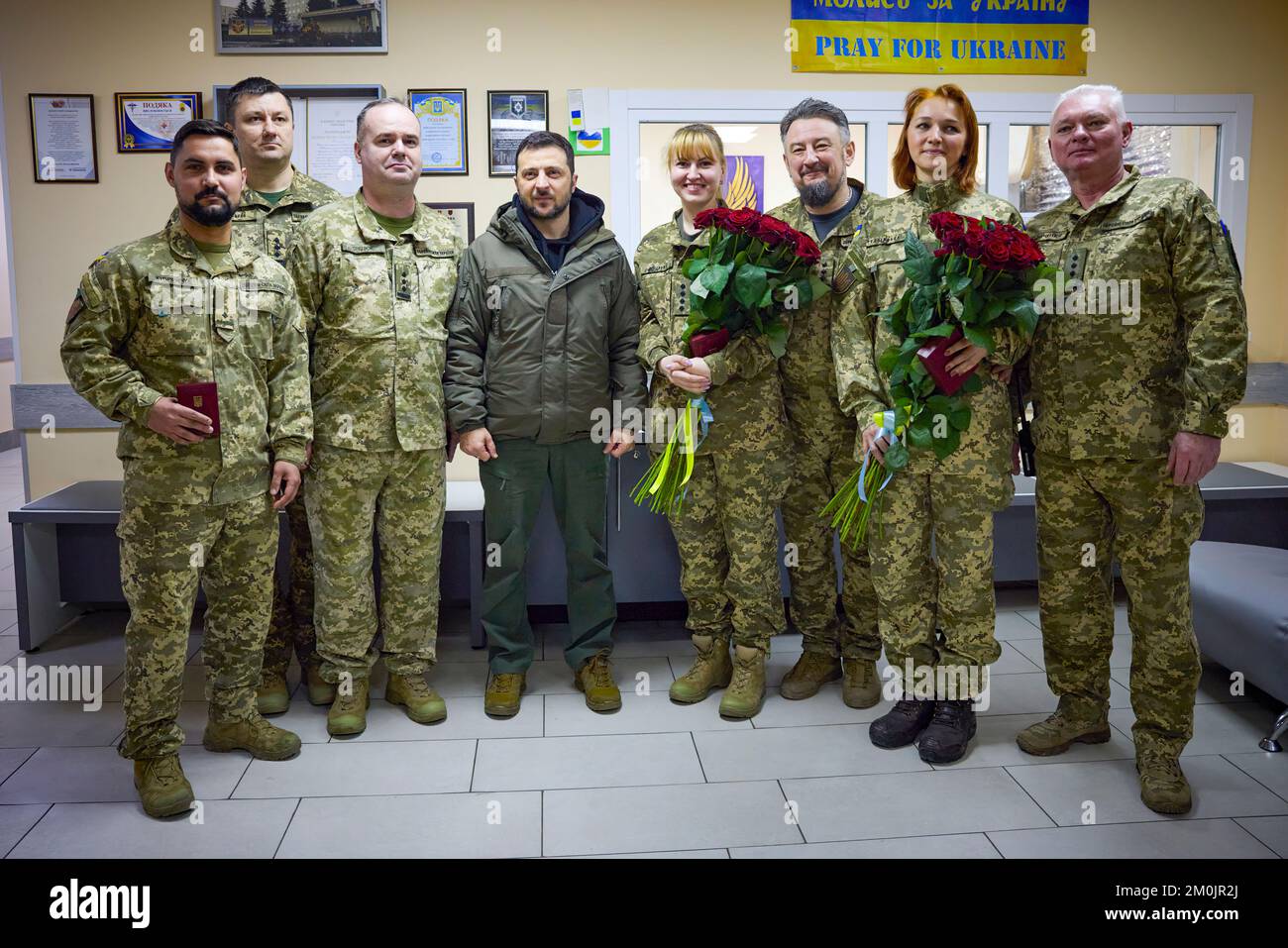 (Regionen Donezk und Charkiv der Ukraine) während einer Arbeitsreise in die Region Charkiv am Tag der Streitkräfte der Ukraine besuchte Präsident Wolodymyr Zelenskyy eine medizinische Einrichtung, in der verwundete Soldaten behandelt werden. Im Krankenhaus traf er sich mit Kampfärzten, gratulierte ihnen zum Tag der Streitkräfte der Ukraine und überreichte staatliche Auszeichnungen. Stockfoto