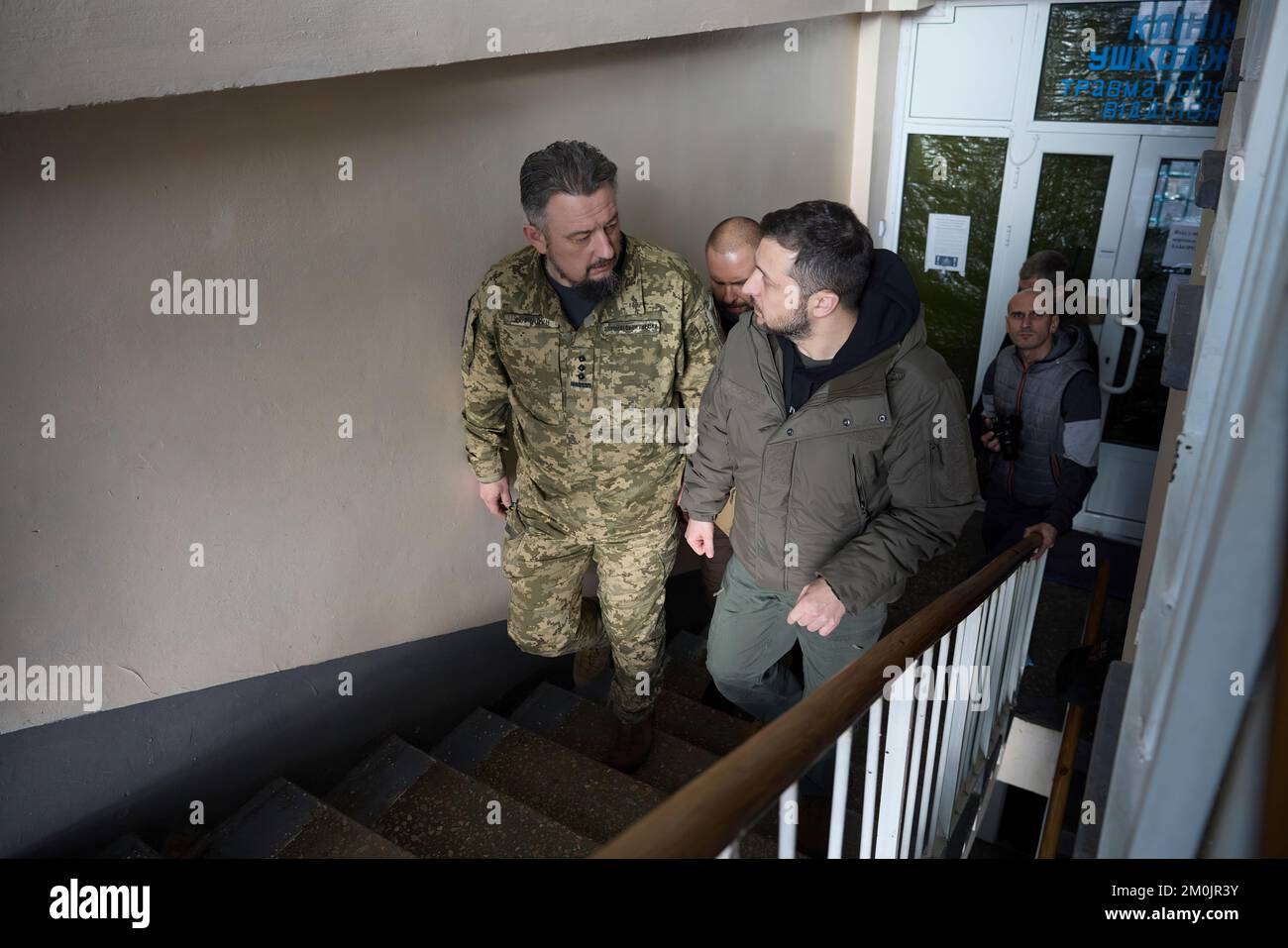 (Regionen Donezk und Charkiv der Ukraine) während einer Arbeitsreise in die Region Charkiv am Tag der Streitkräfte der Ukraine besuchte Präsident Wolodymyr Zelenskyy eine medizinische Einrichtung, in der verwundete Soldaten behandelt werden. Im Krankenhaus traf er sich mit Kampfärzten, gratulierte ihnen zum Tag der Streitkräfte der Ukraine und überreichte staatliche Auszeichnungen. Stockfoto