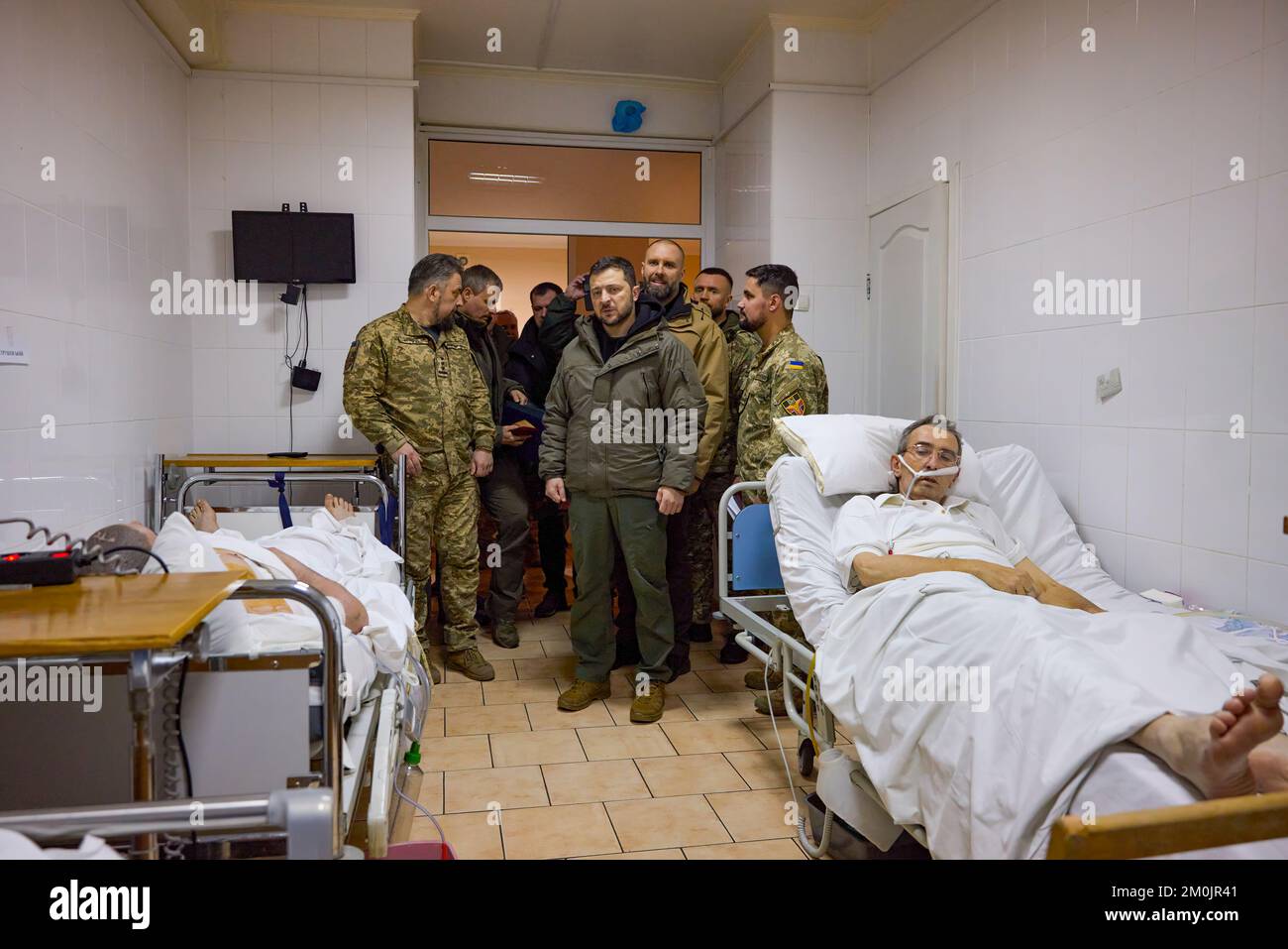(Regionen Donezk und Charkiv der Ukraine) während einer Arbeitsreise in die Region Charkiv am Tag der Streitkräfte der Ukraine besuchte Präsident Wolodymyr Zelenskyy eine medizinische Einrichtung, in der verwundete Soldaten behandelt werden. Im Krankenhaus traf er sich mit Kampfärzten, gratulierte ihnen zum Tag der Streitkräfte der Ukraine und überreichte staatliche Auszeichnungen. Stockfoto