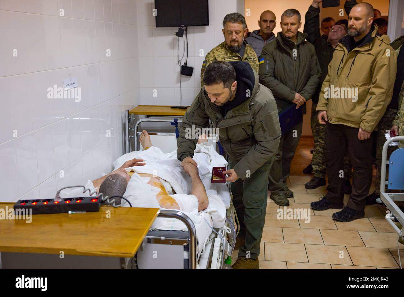 (Regionen Donezk und Charkiv der Ukraine) während einer Arbeitsreise in die Region Charkiv am Tag der Streitkräfte der Ukraine besuchte Präsident Wolodymyr Zelenskyy eine medizinische Einrichtung, in der verwundete Soldaten behandelt werden. Im Krankenhaus traf er sich mit Kampfärzten, gratulierte ihnen zum Tag der Streitkräfte der Ukraine und überreichte staatliche Auszeichnungen. Stockfoto