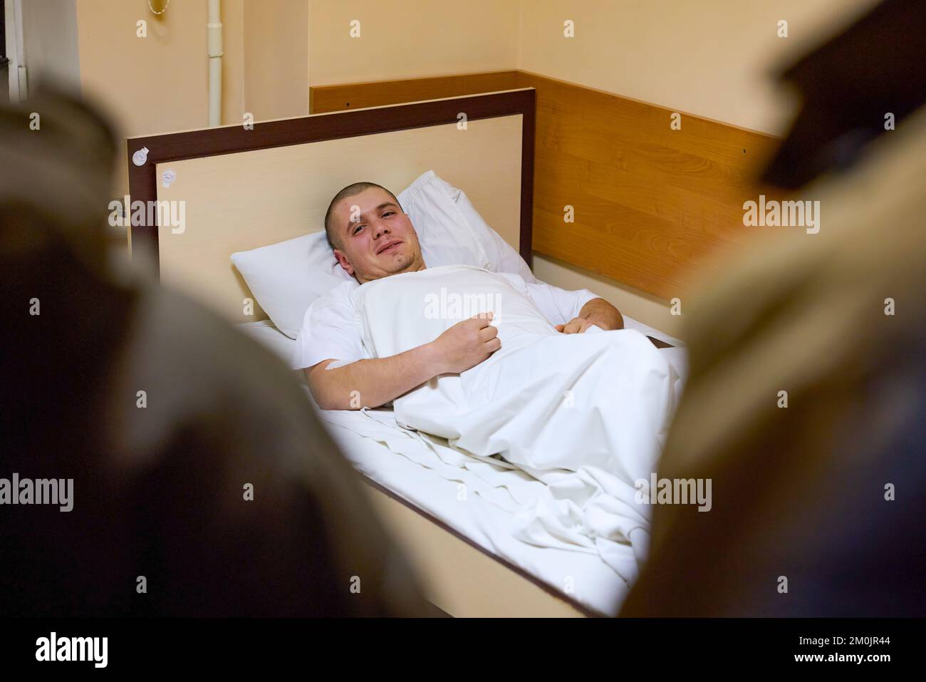 (Regionen Donezk und Charkiv der Ukraine) während einer Arbeitsreise in die Region Charkiv am Tag der Streitkräfte der Ukraine besuchte Präsident Wolodymyr Zelenskyy eine medizinische Einrichtung, in der verwundete Soldaten behandelt werden. Im Krankenhaus traf er sich mit Kampfärzten, gratulierte ihnen zum Tag der Streitkräfte der Ukraine und überreichte staatliche Auszeichnungen. Stockfoto