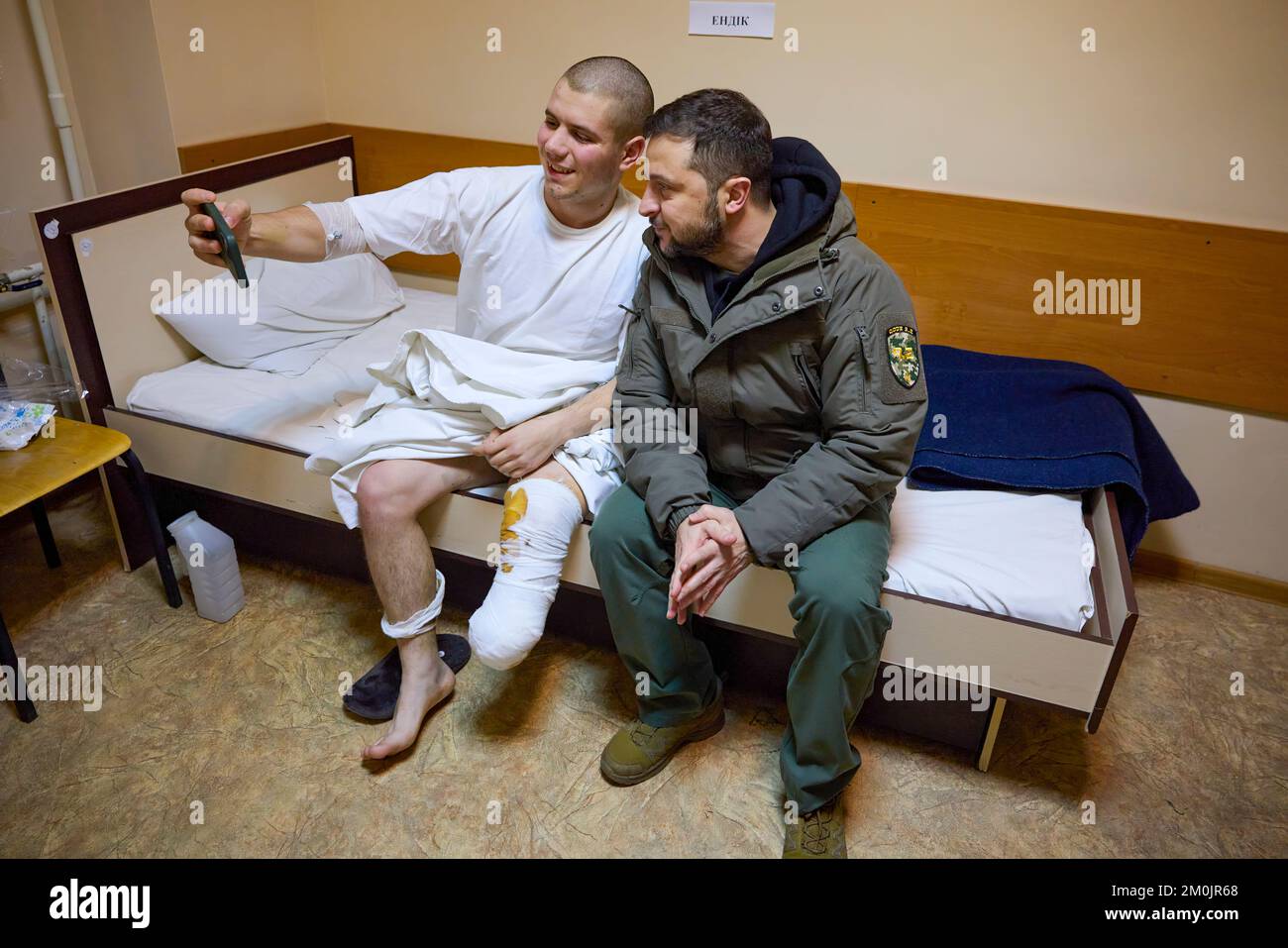 (Regionen Donezk und Charkiv der Ukraine) während einer Arbeitsreise in die Region Charkiv am Tag der Streitkräfte der Ukraine besuchte Präsident Wolodymyr Zelenskyy eine medizinische Einrichtung, in der verwundete Soldaten behandelt werden. Im Krankenhaus traf er sich mit Kampfärzten, gratulierte ihnen zum Tag der Streitkräfte der Ukraine und überreichte staatliche Auszeichnungen. Stockfoto