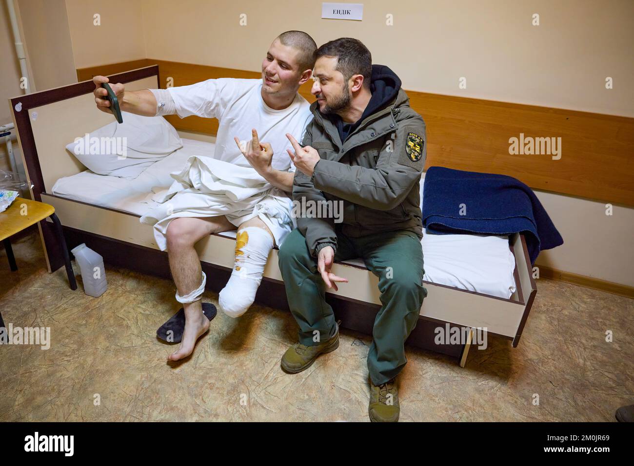 (Regionen Donezk und Charkiv der Ukraine) während einer Arbeitsreise in die Region Charkiv am Tag der Streitkräfte der Ukraine besuchte Präsident Wolodymyr Zelenskyy eine medizinische Einrichtung, in der verwundete Soldaten behandelt werden. Im Krankenhaus traf er sich mit Kampfärzten, gratulierte ihnen zum Tag der Streitkräfte der Ukraine und überreichte staatliche Auszeichnungen. Stockfoto