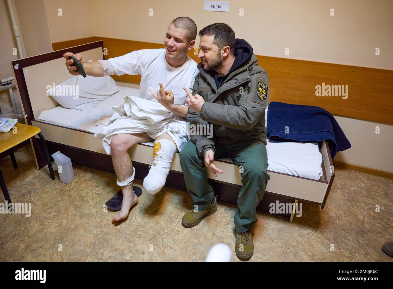 (Regionen Donezk und Charkiv der Ukraine) während einer Arbeitsreise in die Region Charkiv am Tag der Streitkräfte der Ukraine besuchte Präsident Wolodymyr Zelenskyy eine medizinische Einrichtung, in der verwundete Soldaten behandelt werden. Im Krankenhaus traf er sich mit Kampfärzten, gratulierte ihnen zum Tag der Streitkräfte der Ukraine und überreichte staatliche Auszeichnungen. Stockfoto