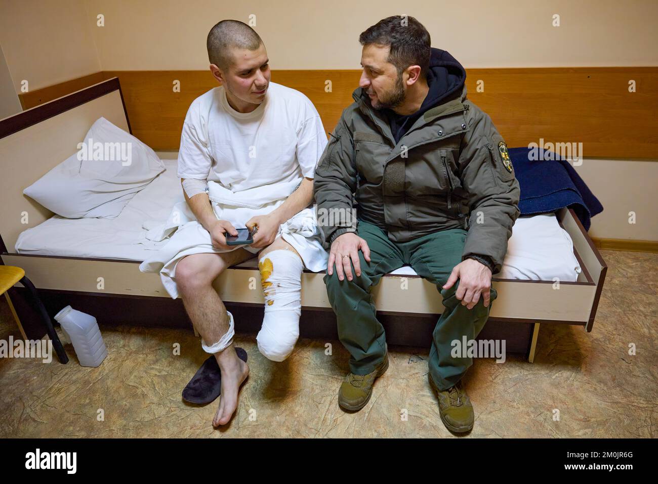 (Regionen Donezk und Charkiv der Ukraine) während einer Arbeitsreise in die Region Charkiv am Tag der Streitkräfte der Ukraine besuchte Präsident Wolodymyr Zelenskyy eine medizinische Einrichtung, in der verwundete Soldaten behandelt werden. Im Krankenhaus traf er sich mit Kampfärzten, gratulierte ihnen zum Tag der Streitkräfte der Ukraine und überreichte staatliche Auszeichnungen. Stockfoto