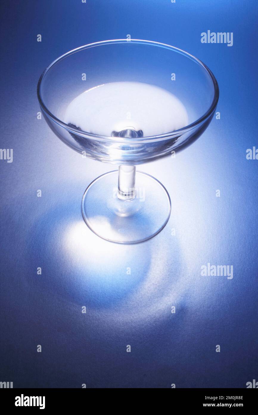 Glas Wein auf blauem Hintergrund Stockfoto