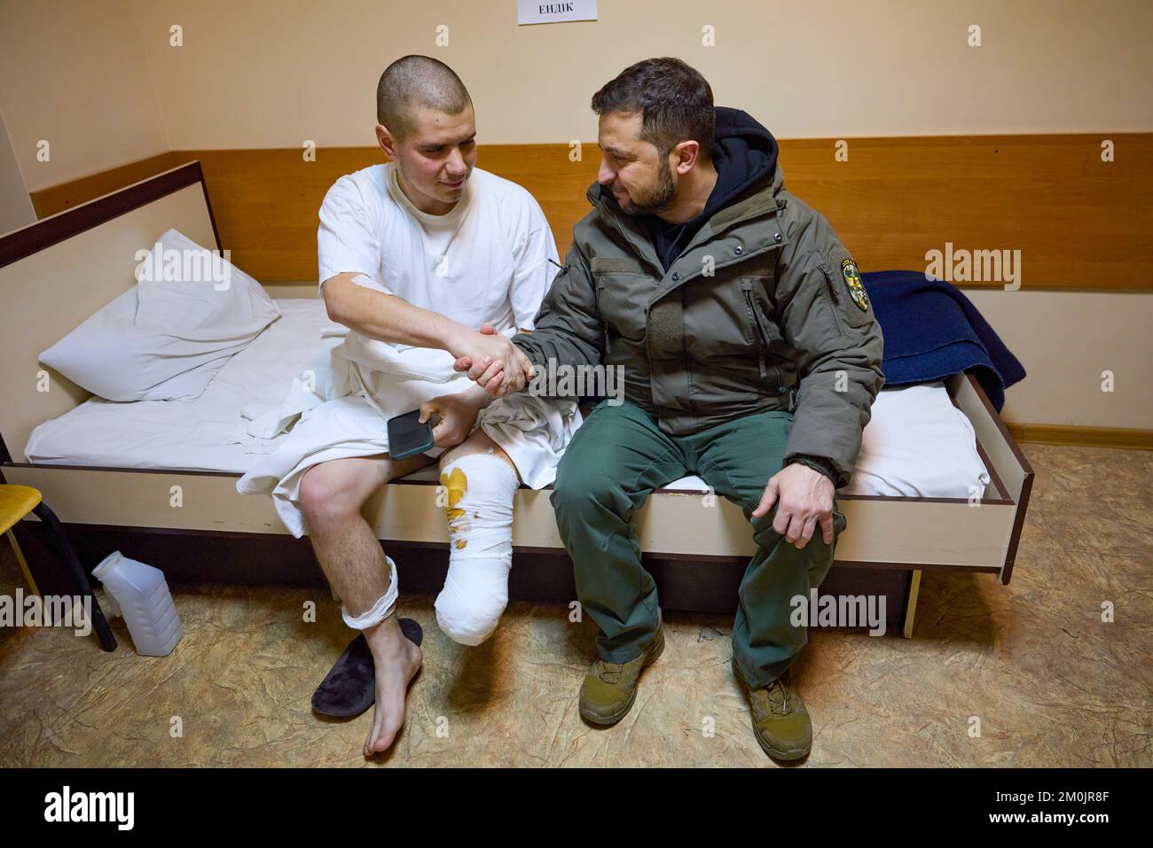 (Regionen Donezk und Charkiv der Ukraine) während einer Arbeitsreise in die Region Charkiv am Tag der Streitkräfte der Ukraine besuchte Präsident Wolodymyr Zelenskyy eine medizinische Einrichtung, in der verwundete Soldaten behandelt werden. Im Krankenhaus traf er sich mit Kampfärzten, gratulierte ihnen zum Tag der Streitkräfte der Ukraine und überreichte staatliche Auszeichnungen. Stockfoto