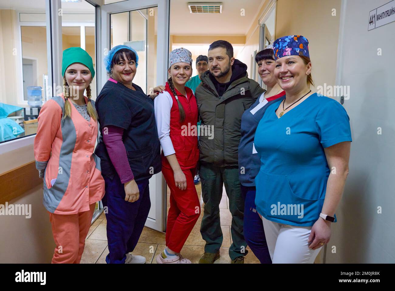 (Regionen Donezk und Charkiv der Ukraine) während einer Arbeitsreise in die Region Charkiv am Tag der Streitkräfte der Ukraine besuchte Präsident Wolodymyr Zelenskyy eine medizinische Einrichtung, in der verwundete Soldaten behandelt werden. Im Krankenhaus traf er sich mit Kampfärzten, gratulierte ihnen zum Tag der Streitkräfte der Ukraine und überreichte staatliche Auszeichnungen. Stockfoto