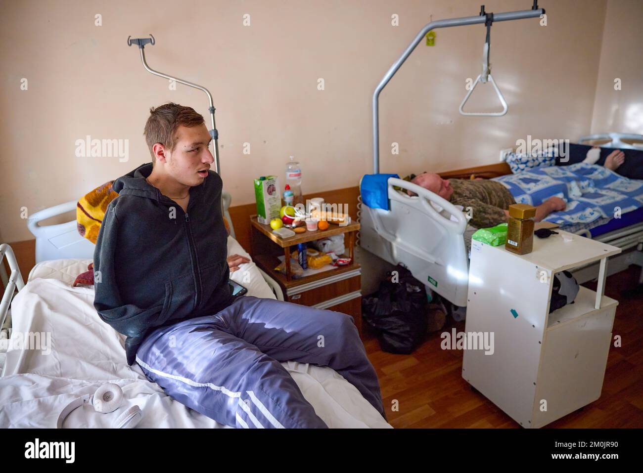 (Regionen Donezk und Charkiv der Ukraine) während einer Arbeitsreise in die Region Charkiv am Tag der Streitkräfte der Ukraine besuchte Präsident Wolodymyr Zelenskyy eine medizinische Einrichtung, in der verwundete Soldaten behandelt werden. Im Krankenhaus traf er sich mit Kampfärzten, gratulierte ihnen zum Tag der Streitkräfte der Ukraine und überreichte staatliche Auszeichnungen. Stockfoto