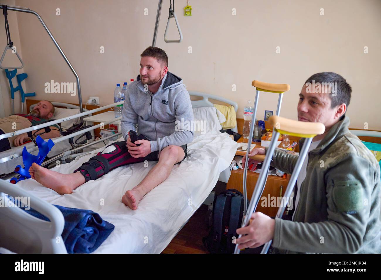 (Regionen Donezk und Charkiv der Ukraine) während einer Arbeitsreise in die Region Charkiv am Tag der Streitkräfte der Ukraine besuchte Präsident Wolodymyr Zelenskyy eine medizinische Einrichtung, in der verwundete Soldaten behandelt werden. Im Krankenhaus traf er sich mit Kampfärzten, gratulierte ihnen zum Tag der Streitkräfte der Ukraine und überreichte staatliche Auszeichnungen. Stockfoto