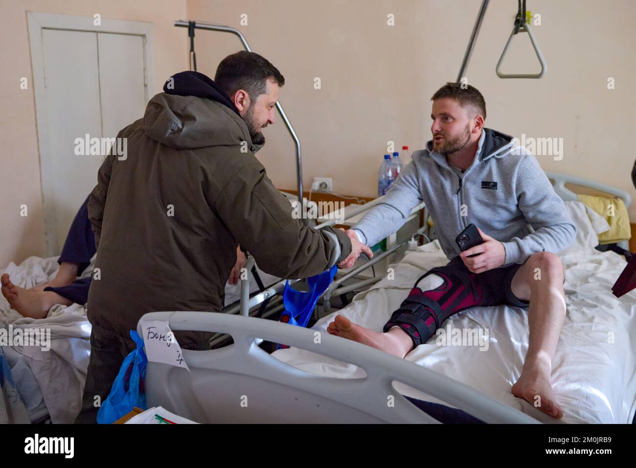 (Regionen Donezk und Charkiv der Ukraine) während einer Arbeitsreise in die Region Charkiv am Tag der Streitkräfte der Ukraine besuchte Präsident Wolodymyr Zelenskyy eine medizinische Einrichtung, in der verwundete Soldaten behandelt werden. Im Krankenhaus traf er sich mit Kampfärzten, gratulierte ihnen zum Tag der Streitkräfte der Ukraine und überreichte staatliche Auszeichnungen. Stockfoto