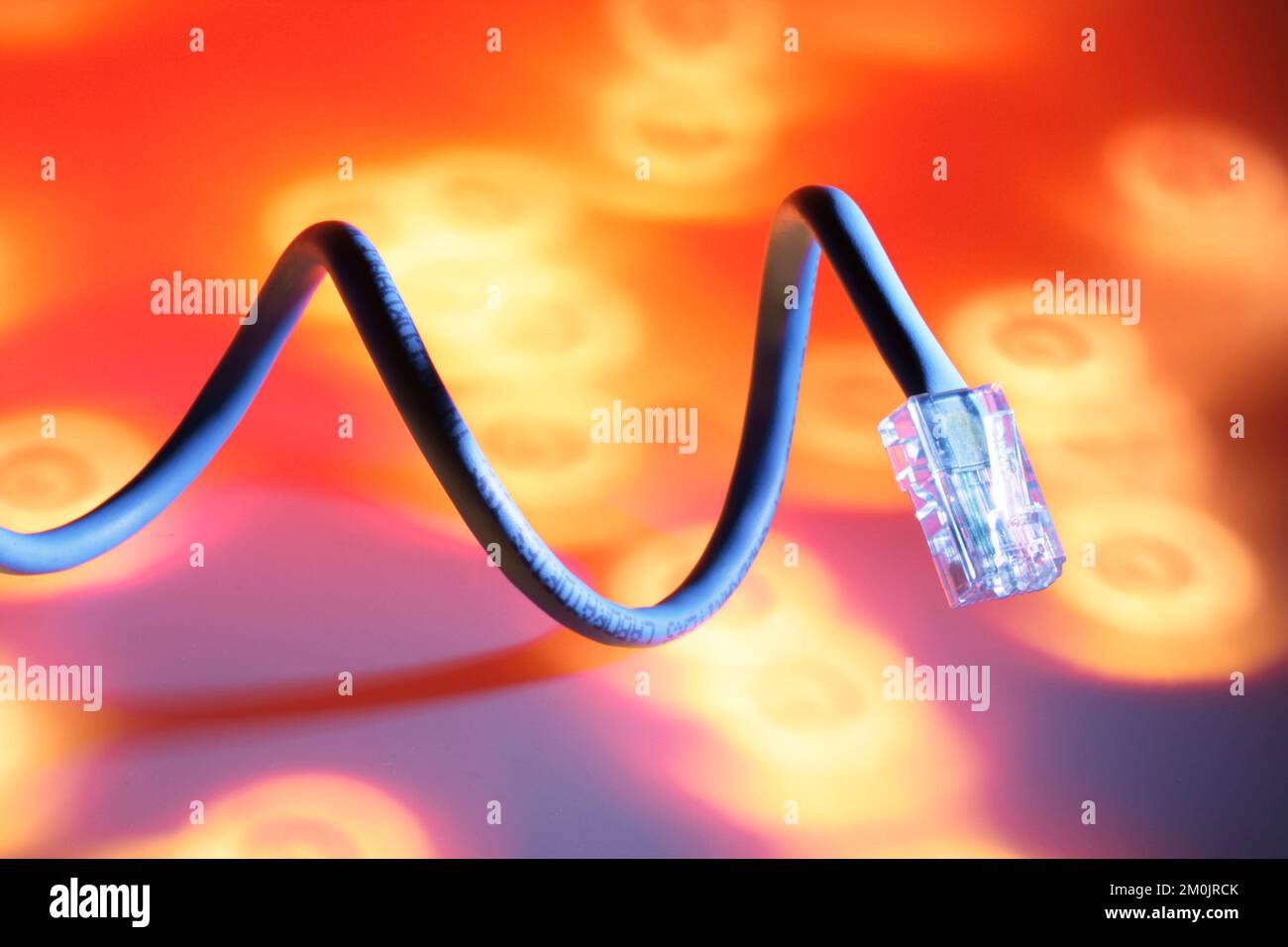 Netzwerkkabel auf warmem Hintergrund Stockfoto