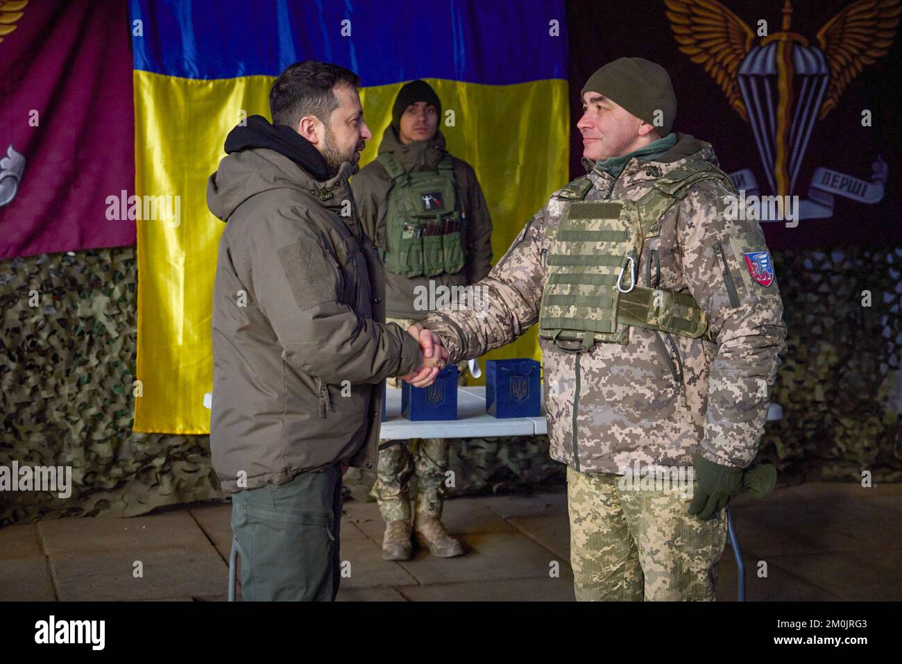 (Regionen Donezk und Charkiv der Ukraine) am Tag der Streitkräfte der Ukraine traf sich Präsident Wolodymyr Zelensky mit dem ukrainischen Militär, das während der groß angelegten Invasion Russlands mutig und selbstlos die Souveränität und territoriale Unversehrtheit der Ukraine in der Region Charkiv verteidigte. Heute fühle ich mich geehrt, hier zu sein und die Besten der Besten zu verleihen. Obwohl ich glaube, dass wir an der Front das Beste haben“, sagte das Staatsoberhaupt. Volodymyr Zelenskyy gratulierte den Teilnehmern zum Tag der Streitkräfte der Ukraine. Stockfoto
