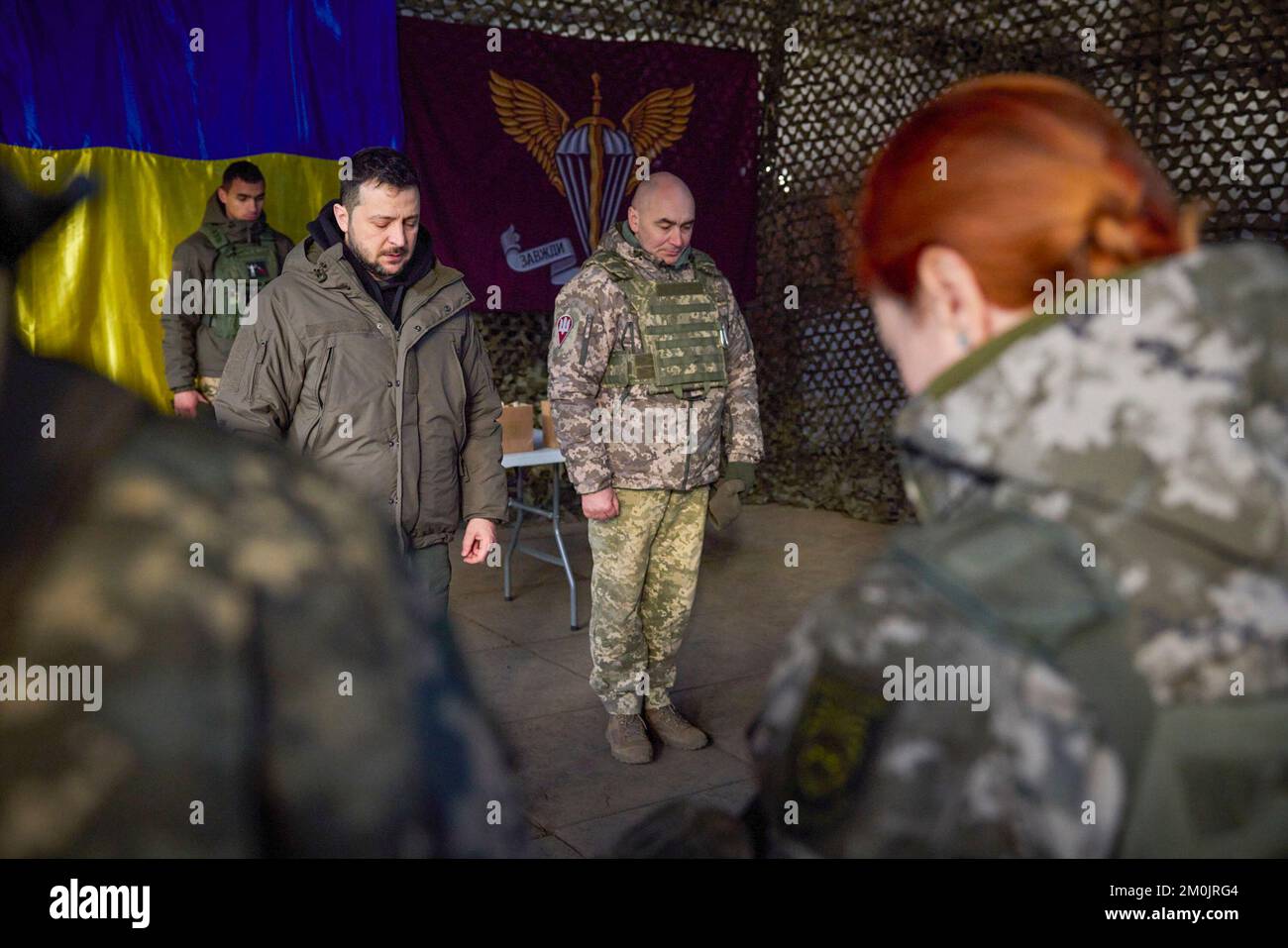 (Regionen Donezk und Charkiv der Ukraine) am Tag der Streitkräfte der Ukraine traf sich Präsident Wolodymyr Zelensky mit dem ukrainischen Militär, das während der groß angelegten Invasion Russlands mutig und selbstlos die Souveränität und territoriale Unversehrtheit der Ukraine in der Region Charkiv verteidigte. Heute fühle ich mich geehrt, hier zu sein und die Besten der Besten zu verleihen. Obwohl ich glaube, dass wir an der Front das Beste haben“, sagte das Staatsoberhaupt. Volodymyr Zelenskyy gratulierte den Teilnehmern zum Tag der Streitkräfte der Ukraine. Stockfoto