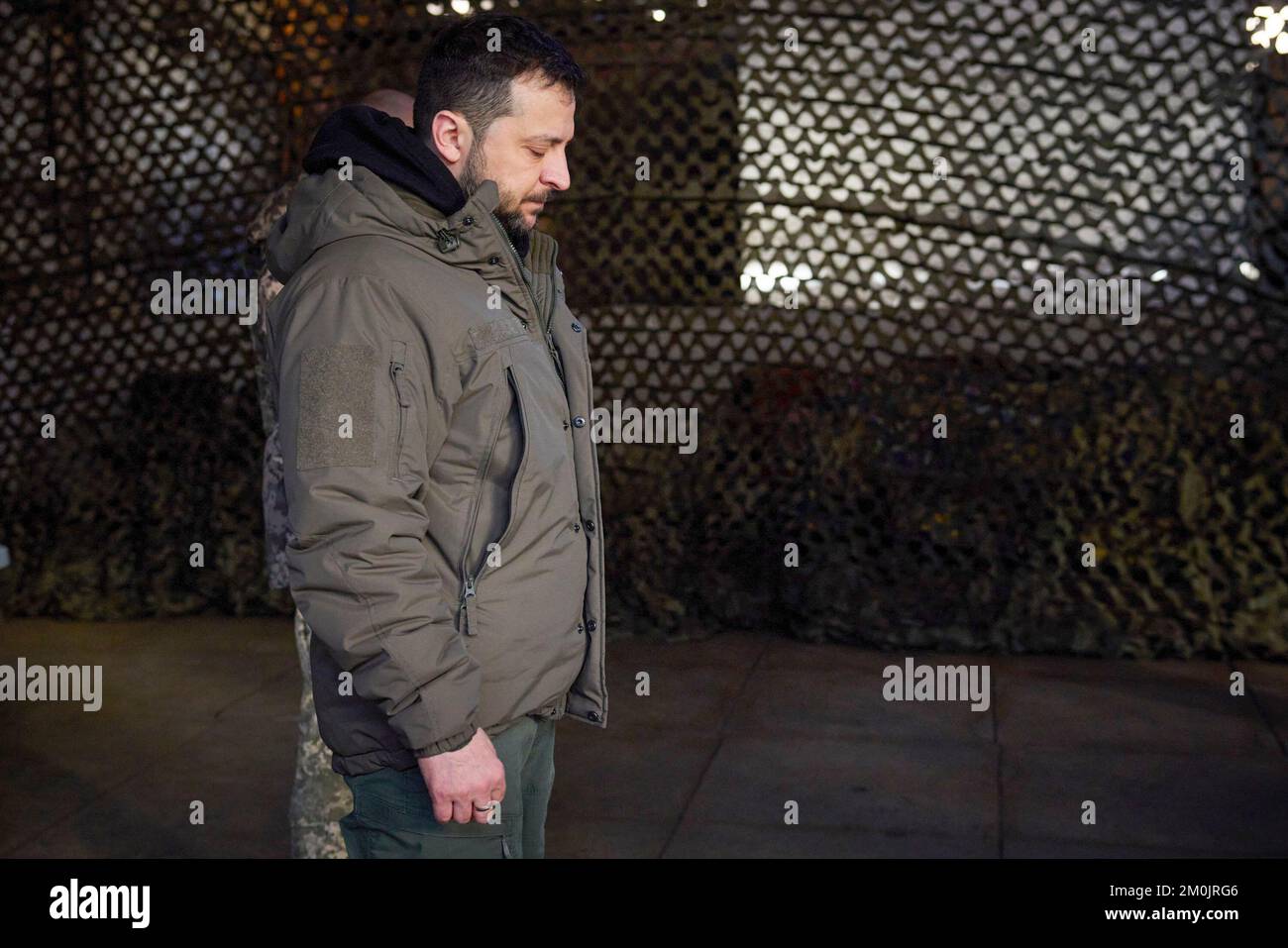 (Regionen Donezk und Charkiv der Ukraine) am Tag der Streitkräfte der Ukraine traf sich Präsident Wolodymyr Zelensky mit dem ukrainischen Militär, das während der groß angelegten Invasion Russlands mutig und selbstlos die Souveränität und territoriale Unversehrtheit der Ukraine in der Region Charkiv verteidigte. Heute fühle ich mich geehrt, hier zu sein und die Besten der Besten zu verleihen. Obwohl ich glaube, dass wir an der Front das Beste haben“, sagte das Staatsoberhaupt. Volodymyr Zelenskyy gratulierte den Teilnehmern zum Tag der Streitkräfte der Ukraine. Stockfoto