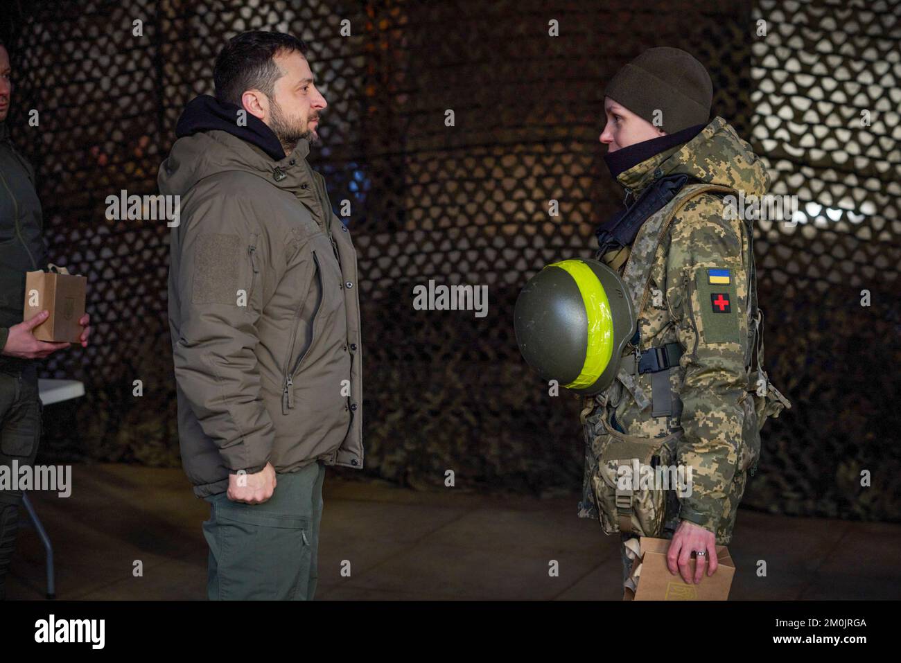 (Regionen Donezk und Charkiv der Ukraine) am Tag der Streitkräfte der Ukraine traf sich Präsident Wolodymyr Zelensky mit dem ukrainischen Militär, das während der groß angelegten Invasion Russlands mutig und selbstlos die Souveränität und territoriale Unversehrtheit der Ukraine in der Region Charkiv verteidigte. Heute fühle ich mich geehrt, hier zu sein und die Besten der Besten zu verleihen. Obwohl ich glaube, dass wir an der Front das Beste haben“, sagte das Staatsoberhaupt. Volodymyr Zelenskyy gratulierte den Teilnehmern zum Tag der Streitkräfte der Ukraine. Stockfoto