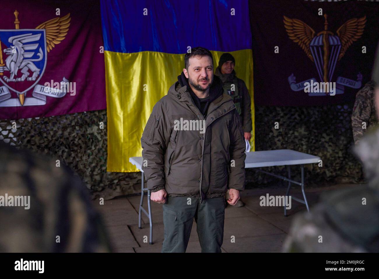 (Regionen Donezk und Charkiv der Ukraine) am Tag der Streitkräfte der Ukraine traf sich Präsident Wolodymyr Zelensky mit dem ukrainischen Militär, das während der groß angelegten Invasion Russlands mutig und selbstlos die Souveränität und territoriale Unversehrtheit der Ukraine in der Region Charkiv verteidigte. Heute fühle ich mich geehrt, hier zu sein und die Besten der Besten zu verleihen. Obwohl ich glaube, dass wir an der Front das Beste haben“, sagte das Staatsoberhaupt. Volodymyr Zelenskyy gratulierte den Teilnehmern zum Tag der Streitkräfte der Ukraine. Stockfoto