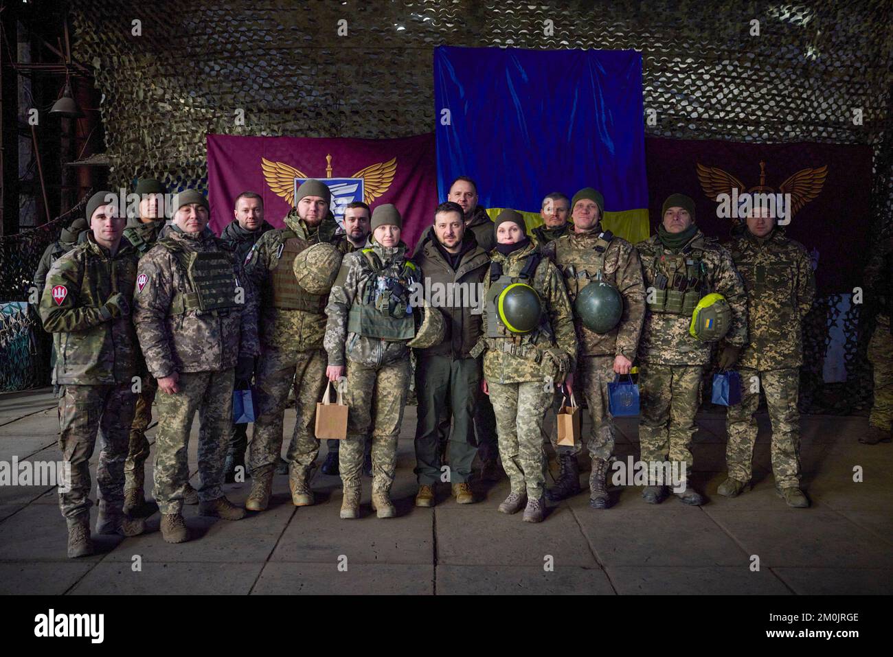 (Regionen Donezk und Charkiv der Ukraine) am Tag der Streitkräfte der Ukraine traf sich Präsident Wolodymyr Zelensky mit dem ukrainischen Militär, das während der groß angelegten Invasion Russlands mutig und selbstlos die Souveränität und territoriale Unversehrtheit der Ukraine in der Region Charkiv verteidigte. Heute fühle ich mich geehrt, hier zu sein und die Besten der Besten zu verleihen. Obwohl ich glaube, dass wir an der Front das Beste haben“, sagte das Staatsoberhaupt. Volodymyr Zelenskyy gratulierte den Teilnehmern zum Tag der Streitkräfte der Ukraine. Stockfoto