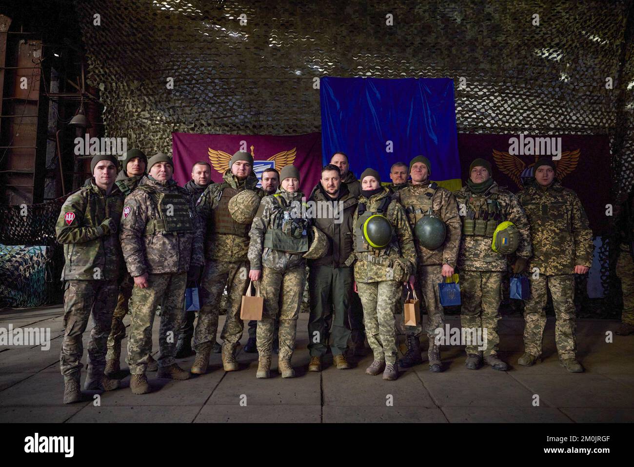 (Regionen Donezk und Charkiv der Ukraine) am Tag der Streitkräfte der Ukraine traf sich Präsident Wolodymyr Zelensky mit dem ukrainischen Militär, das während der groß angelegten Invasion Russlands mutig und selbstlos die Souveränität und territoriale Unversehrtheit der Ukraine in der Region Charkiv verteidigte. Heute fühle ich mich geehrt, hier zu sein und die Besten der Besten zu verleihen. Obwohl ich glaube, dass wir an der Front das Beste haben“, sagte das Staatsoberhaupt. Volodymyr Zelenskyy gratulierte den Teilnehmern zum Tag der Streitkräfte der Ukraine. Stockfoto