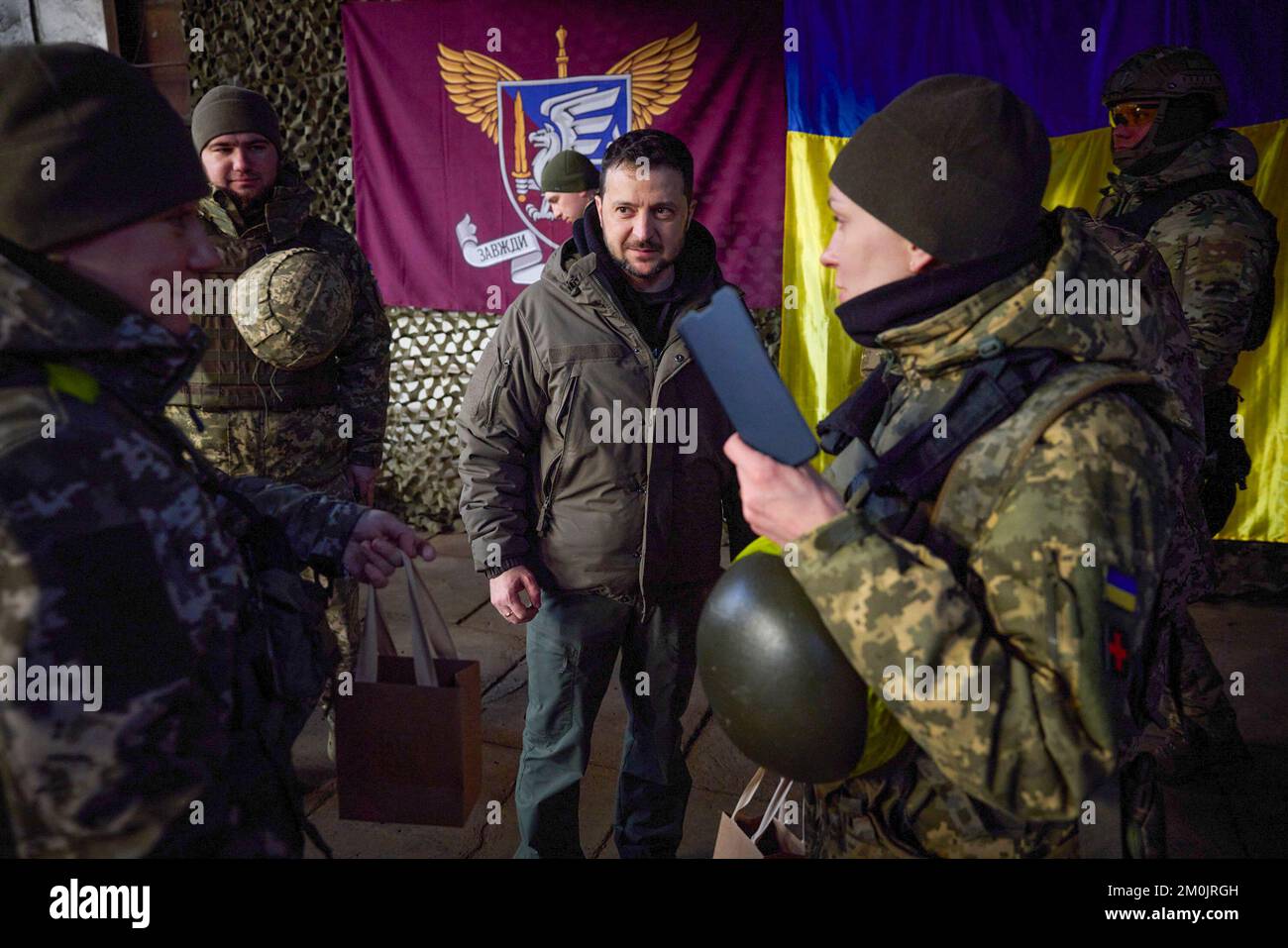 (Regionen Donezk und Charkiv der Ukraine) am Tag der Streitkräfte der Ukraine traf sich Präsident Wolodymyr Zelensky mit dem ukrainischen Militär, das während der groß angelegten Invasion Russlands mutig und selbstlos die Souveränität und territoriale Unversehrtheit der Ukraine in der Region Charkiv verteidigte. Heute fühle ich mich geehrt, hier zu sein und die Besten der Besten zu verleihen. Obwohl ich glaube, dass wir an der Front das Beste haben“, sagte das Staatsoberhaupt. Volodymyr Zelenskyy gratulierte den Teilnehmern zum Tag der Streitkräfte der Ukraine. Stockfoto