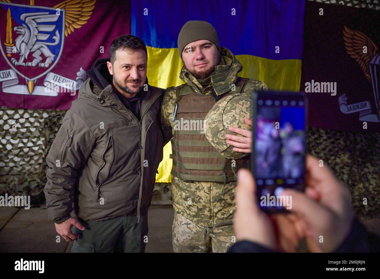 (Regionen Donezk und Charkiv der Ukraine) am Tag der Streitkräfte der Ukraine traf sich Präsident Wolodymyr Zelensky mit dem ukrainischen Militär, das während der groß angelegten Invasion Russlands mutig und selbstlos die Souveränität und territoriale Unversehrtheit der Ukraine in der Region Charkiv verteidigte. Heute fühle ich mich geehrt, hier zu sein und die Besten der Besten zu verleihen. Obwohl ich glaube, dass wir an der Front das Beste haben“, sagte das Staatsoberhaupt. Volodymyr Zelenskyy gratulierte den Teilnehmern zum Tag der Streitkräfte der Ukraine. Stockfoto