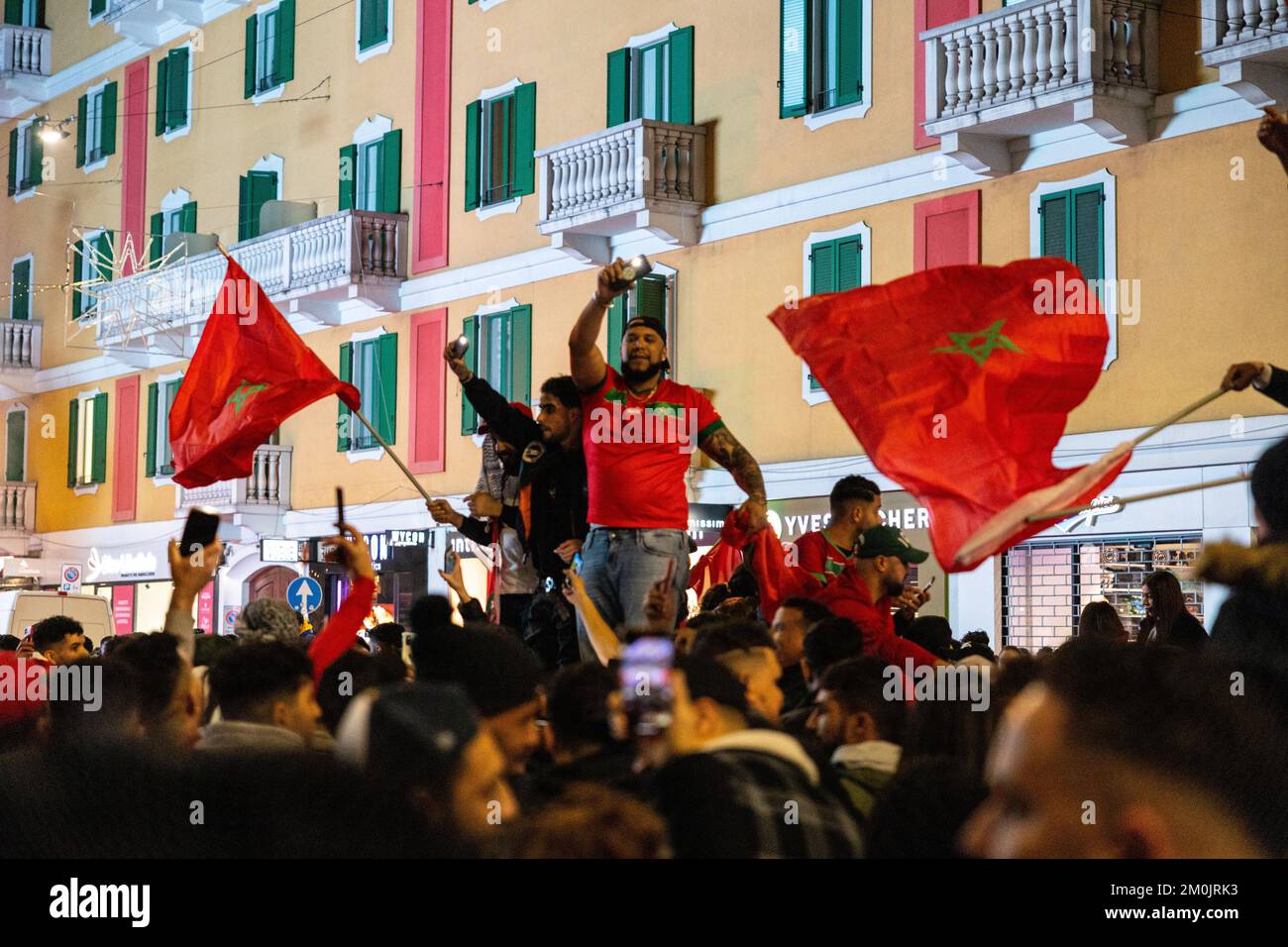 Mailand, Italien, 06.. Dezember 2022. Marokkanische Fans feiern den historischen WM-Sieg gegen Spanien im Corso Buenos Aires, Mailand, Italien Stockfoto
